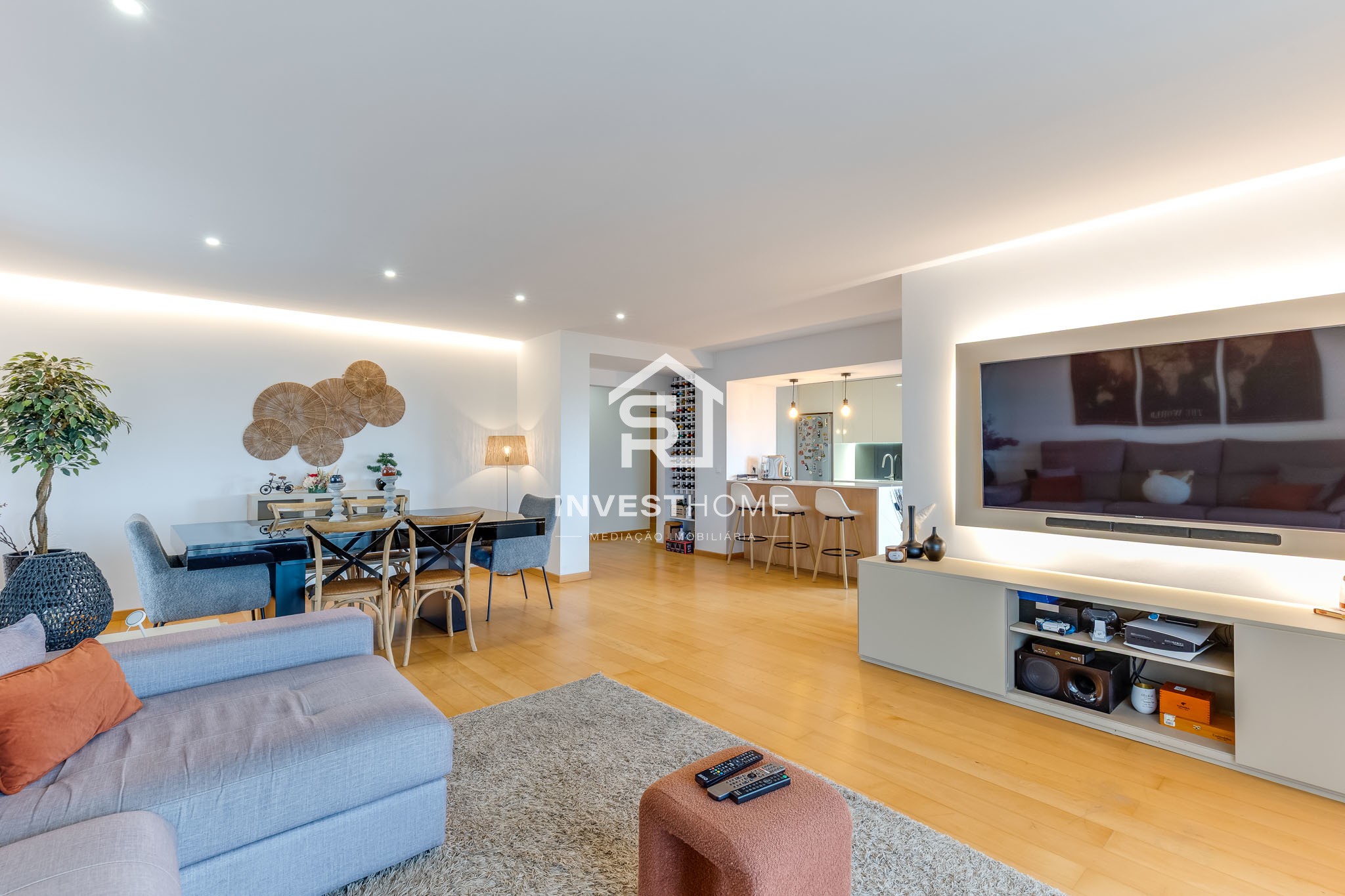 Apartamento T2 | Renovado | Metro | Garagem 2 viaturas | Arrumos