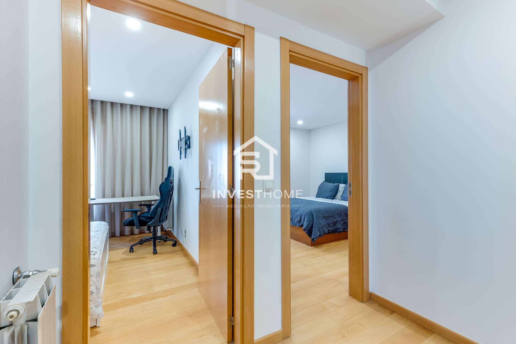 Apartamento T2 | Renovado | Metro | Garagem 2 viaturas | Arrumos