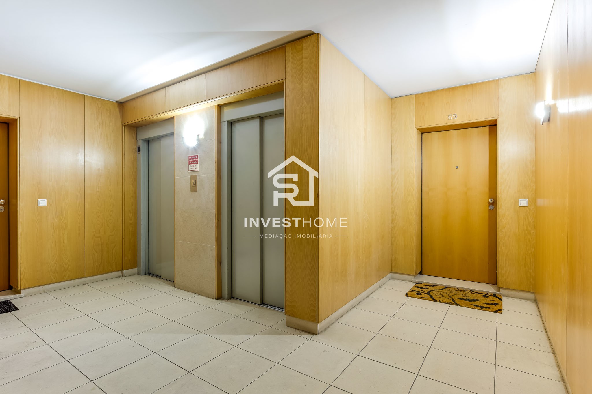 Apartamento T2 | Renovado | Metro | Garagem 2 viaturas | Arrumos