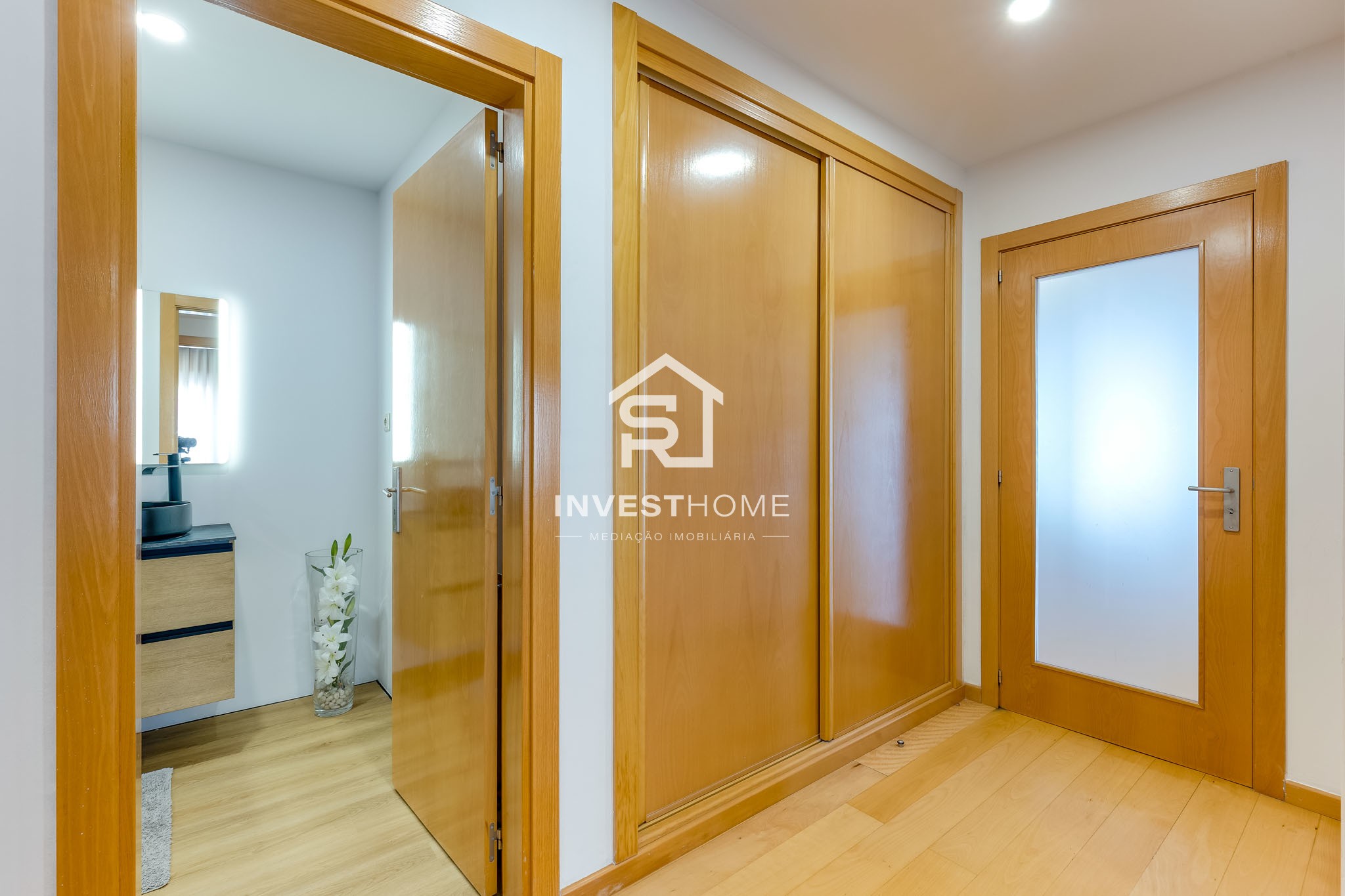 Apartamento T2 | Renovado | Metro | Garagem 2 viaturas | Arrumos