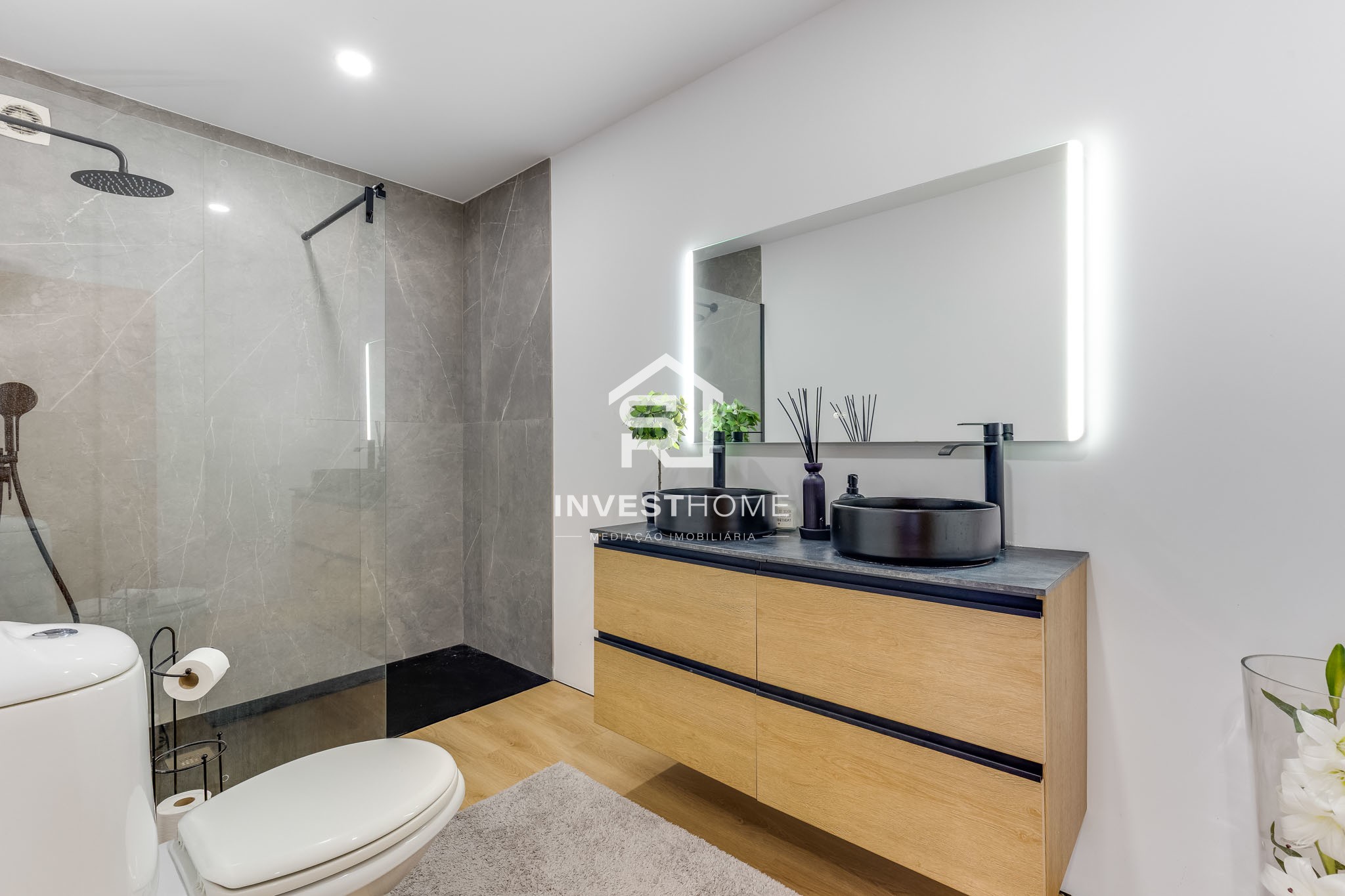Apartamento T2 | Renovado | Metro | Garagem 2 viaturas | Arrumos
