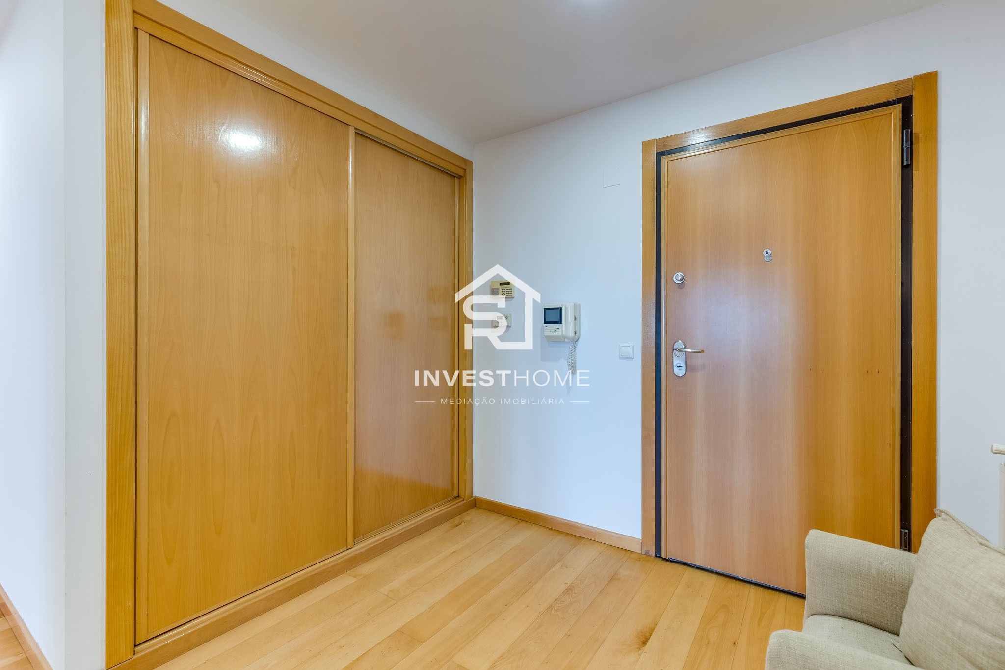 Apartamento T2 | Renovado | Metro | Garagem 2 viaturas | Arrumos