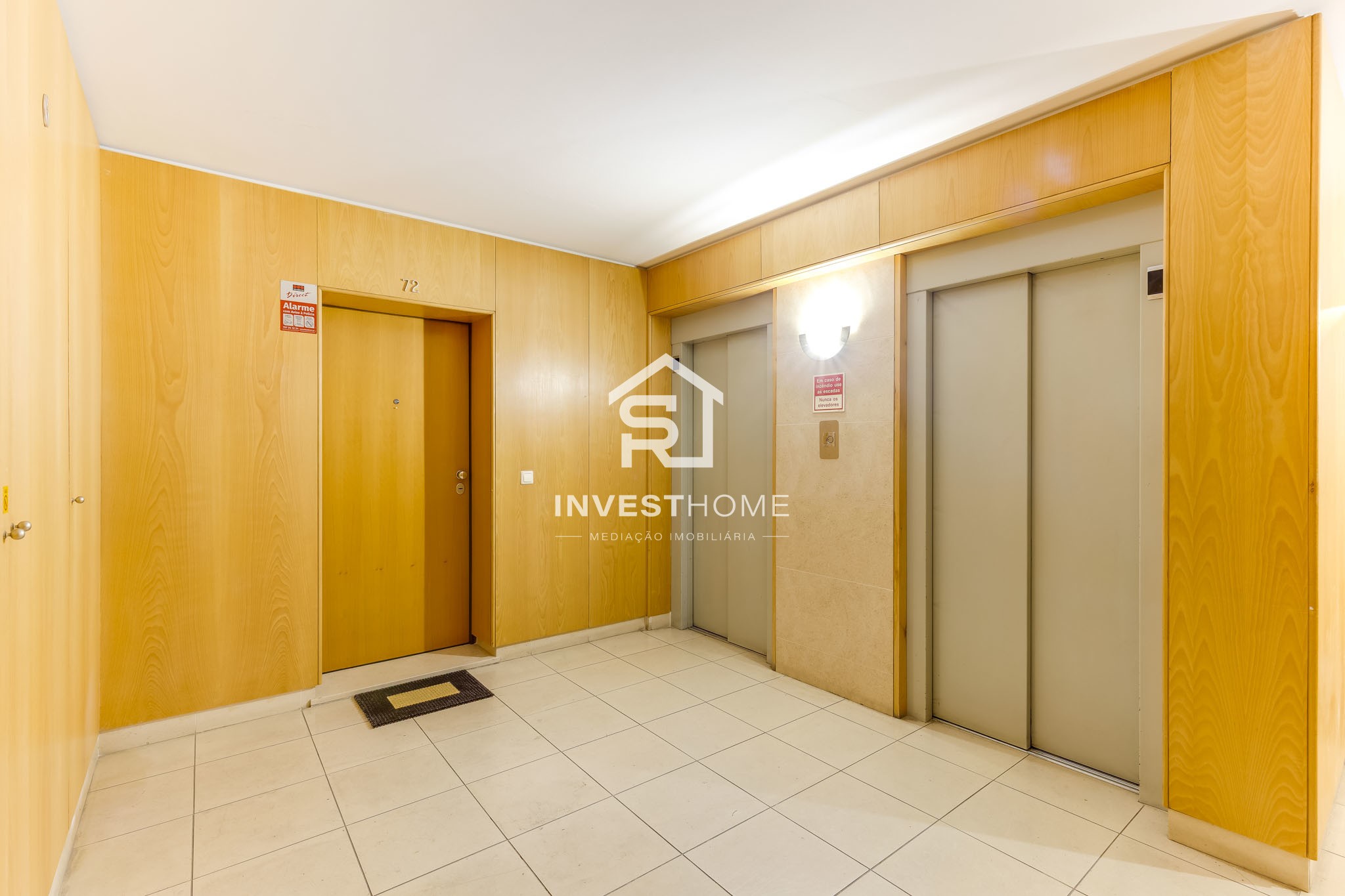Apartamento T2 | Renovado | Metro | Garagem 2 viaturas | Arrumos