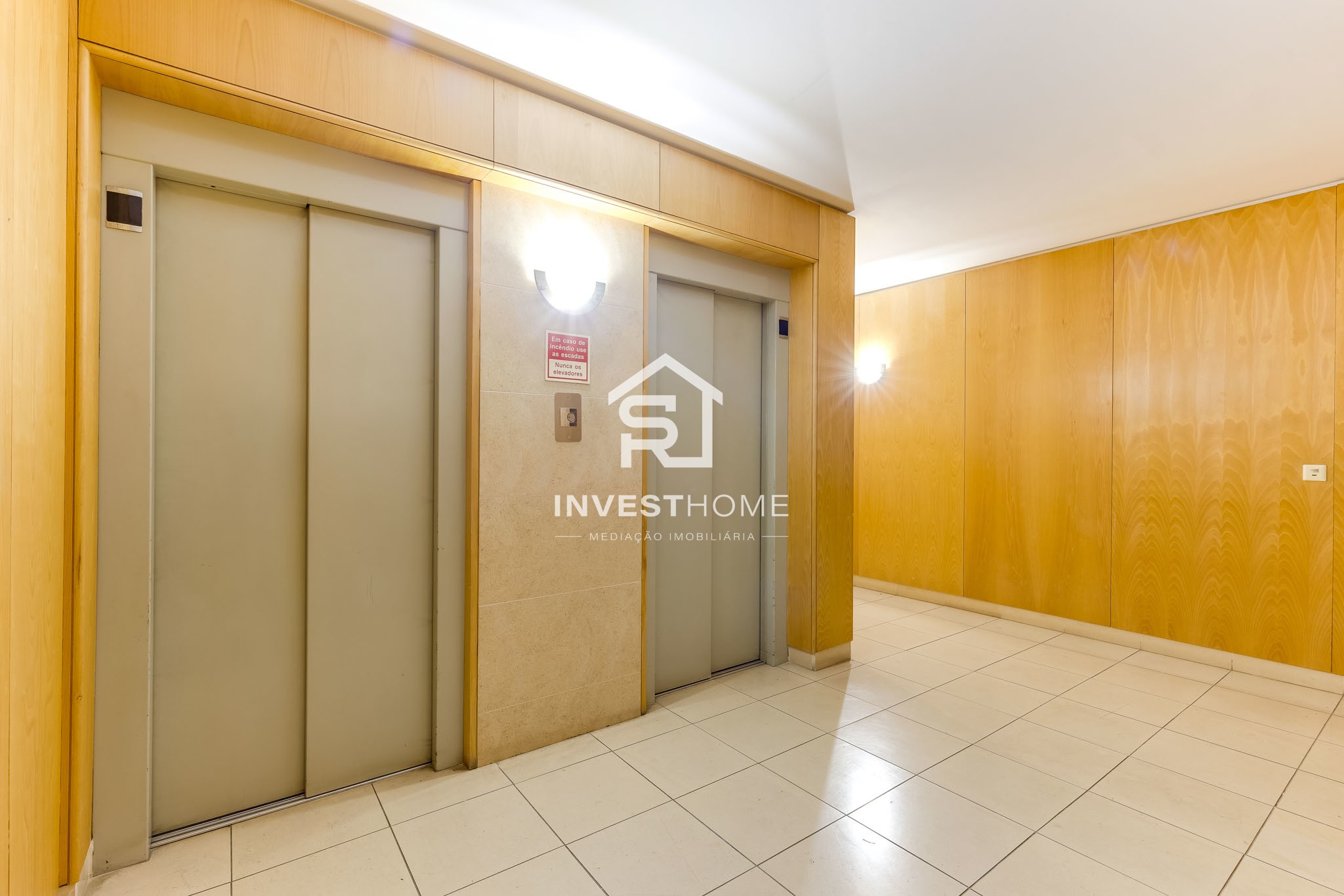 Apartamento T2 | Renovado | Metro | Garagem 2 viaturas | Arrumos