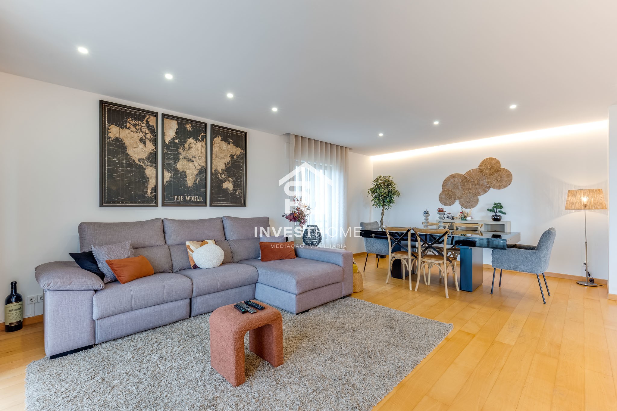 Apartamento T2 | Renovado | Metro | Garagem 2 viaturas | Arrumos