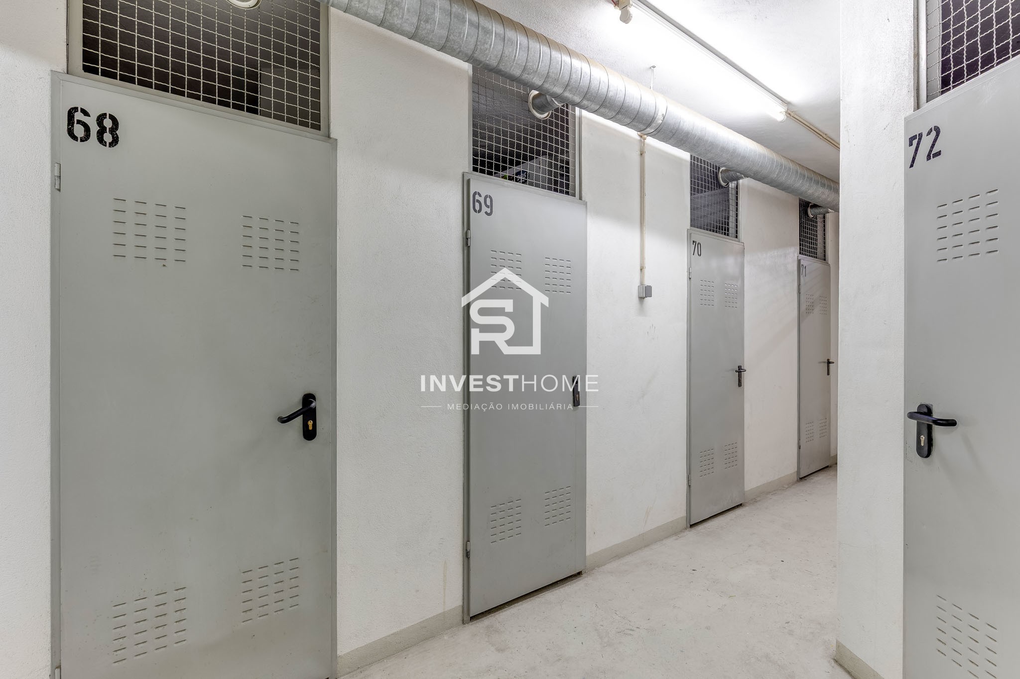 Apartamento T2 | Renovado | Metro | Garagem 2 viaturas | Arrumos