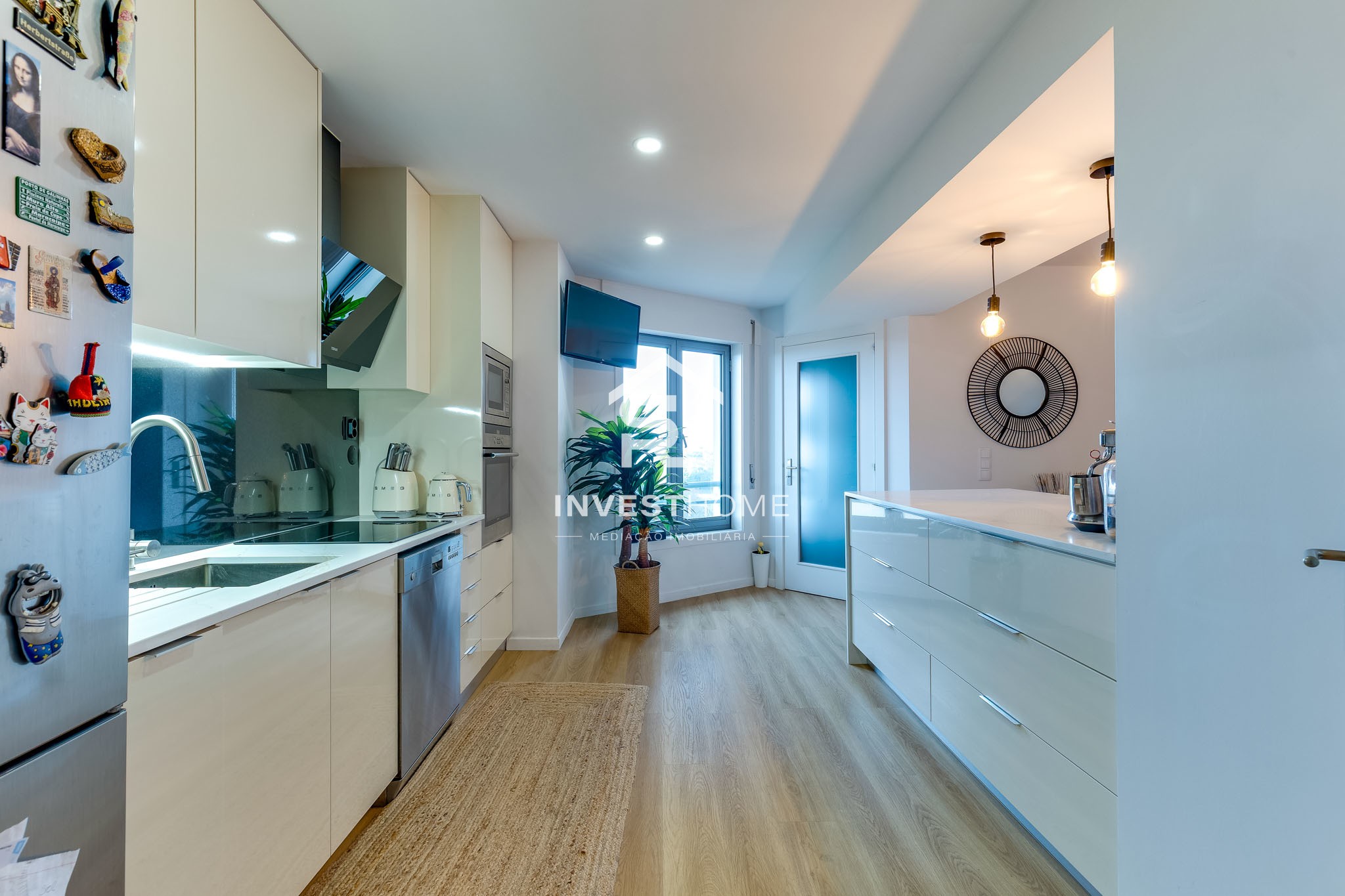 Apartamento T2 | Renovado | Metro | Garagem 2 viaturas | Arrumos