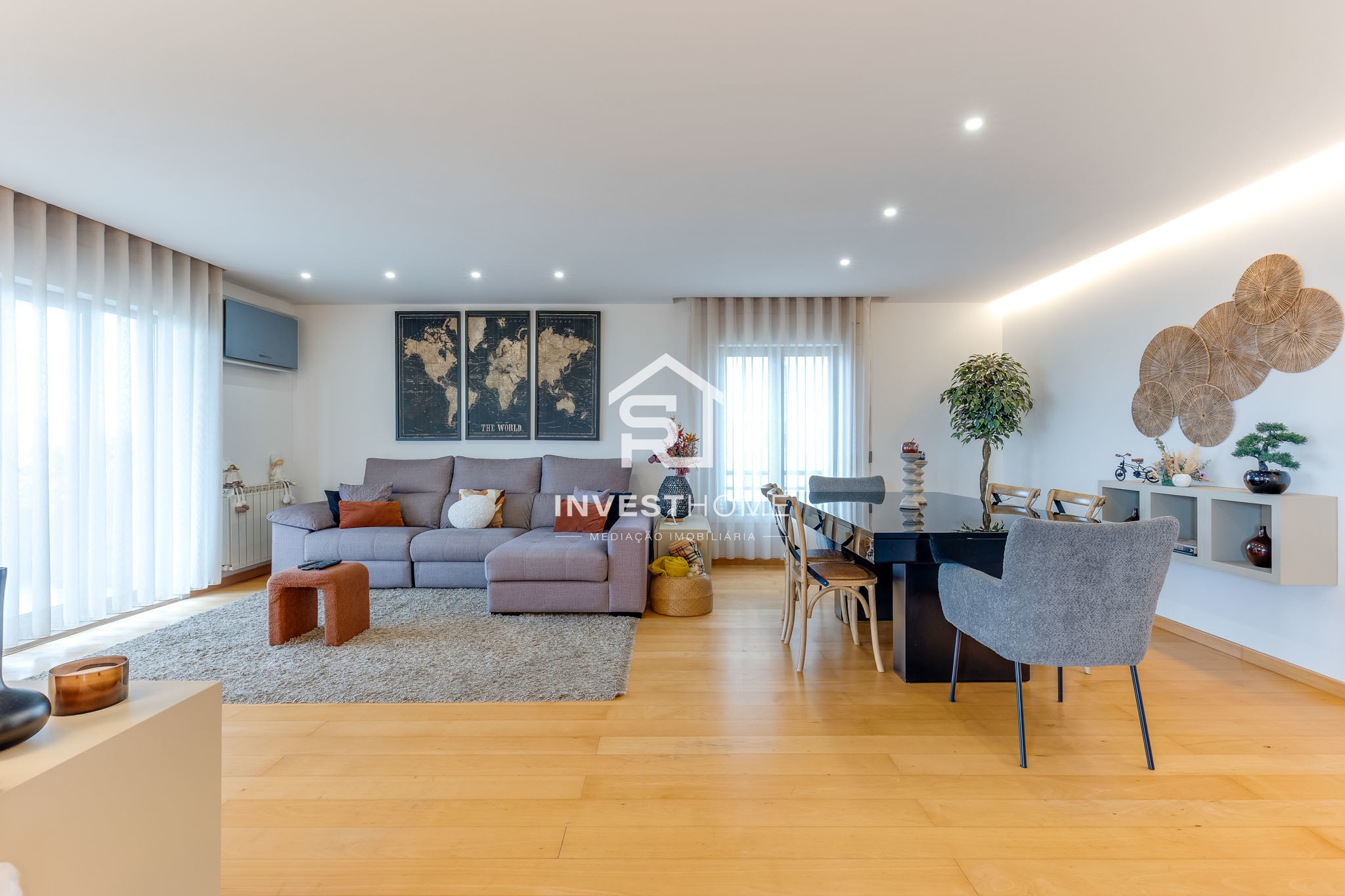 Apartamento T2 | Renovado | Metro | Garagem 2 viaturas | Arrumos