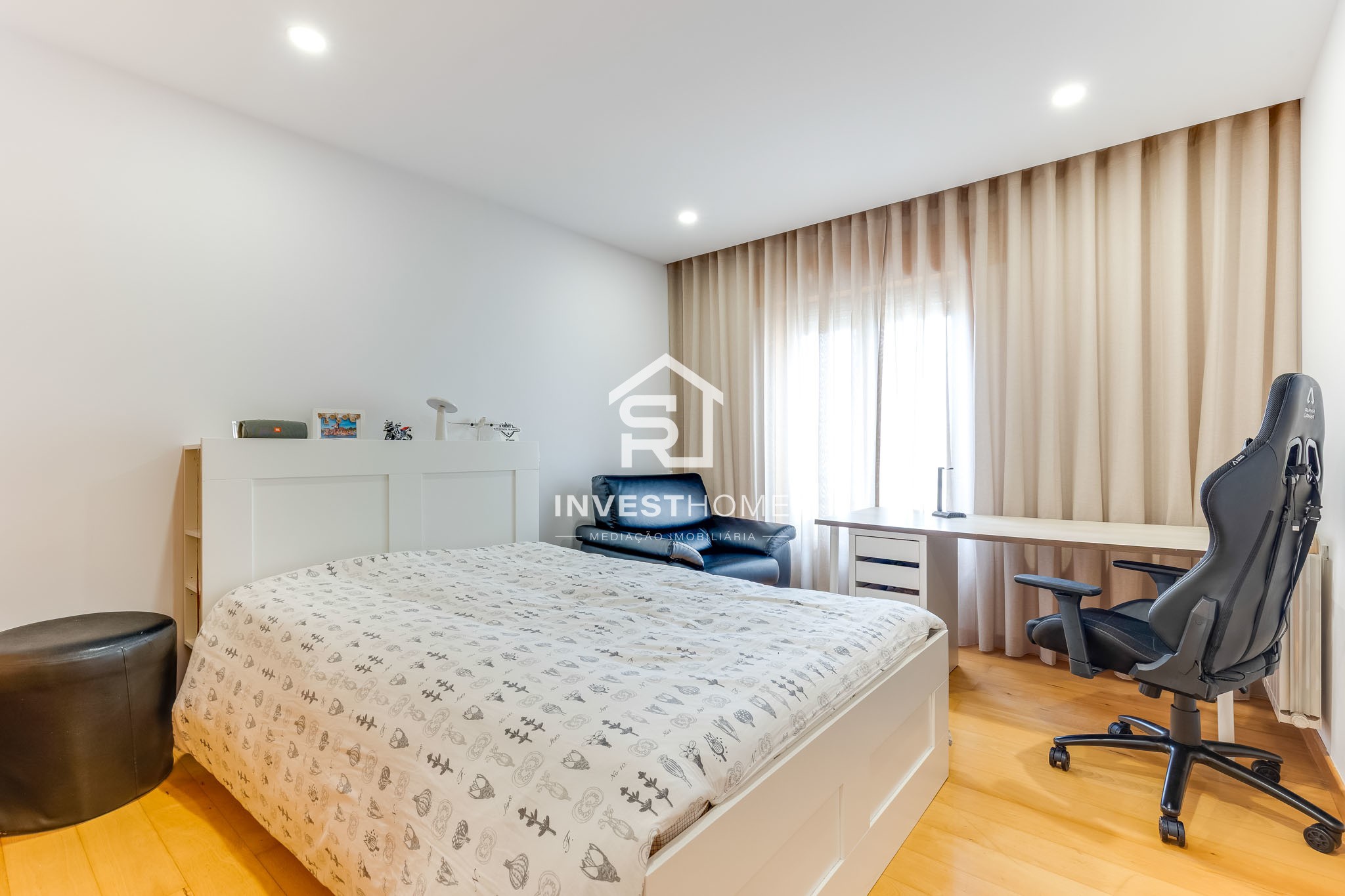 Apartamento T2 | Renovado | Metro | Garagem 2 viaturas | Arrumos