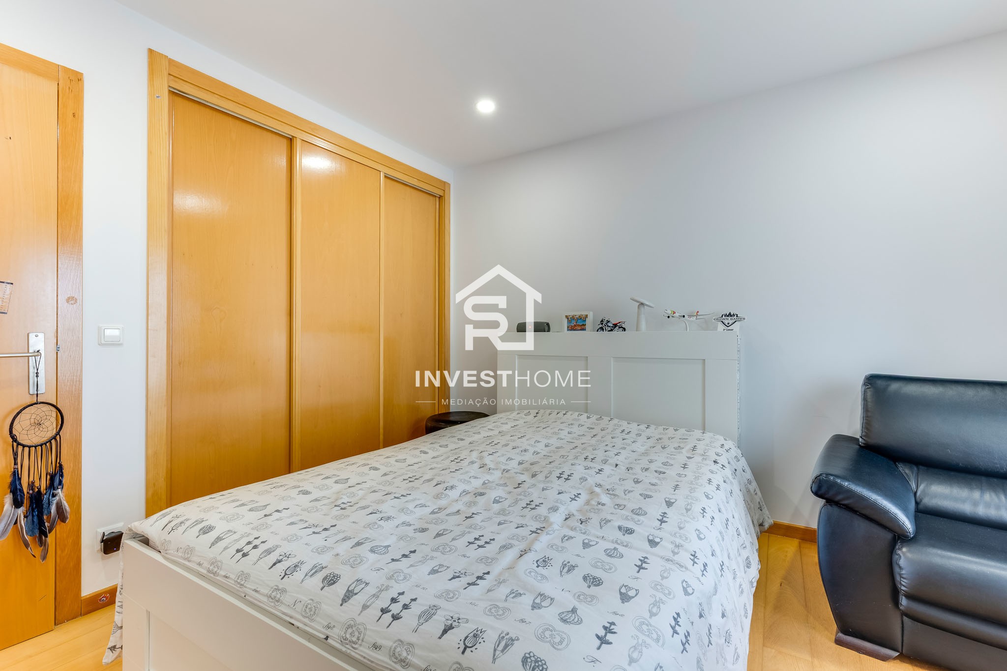 Apartamento T2 | Renovado | Metro | Garagem 2 viaturas | Arrumos