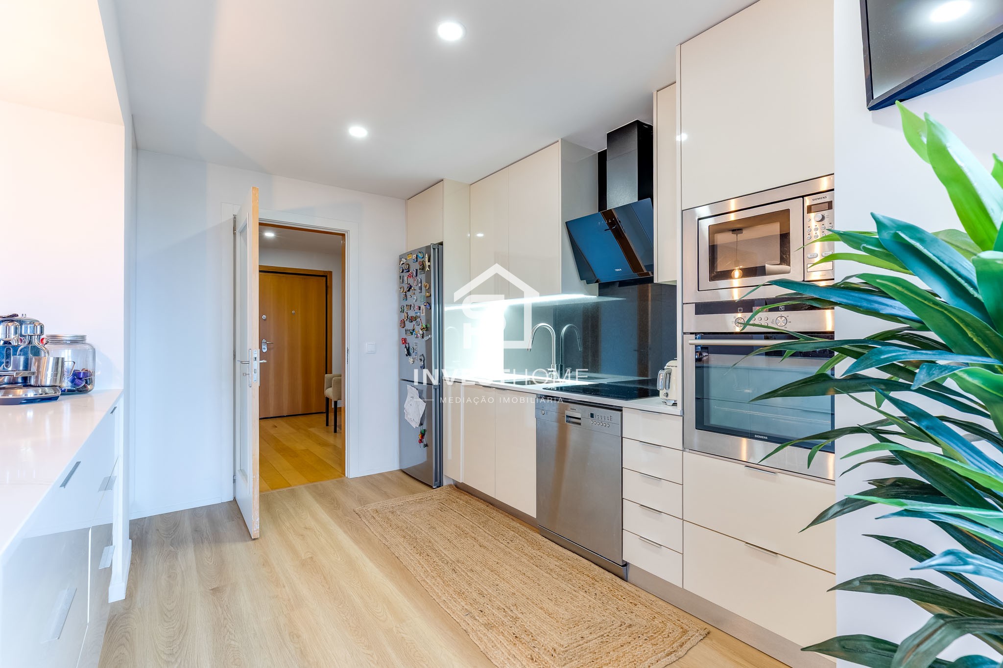 Apartamento T2 | Renovado | Metro | Garagem 2 viaturas | Arrumos