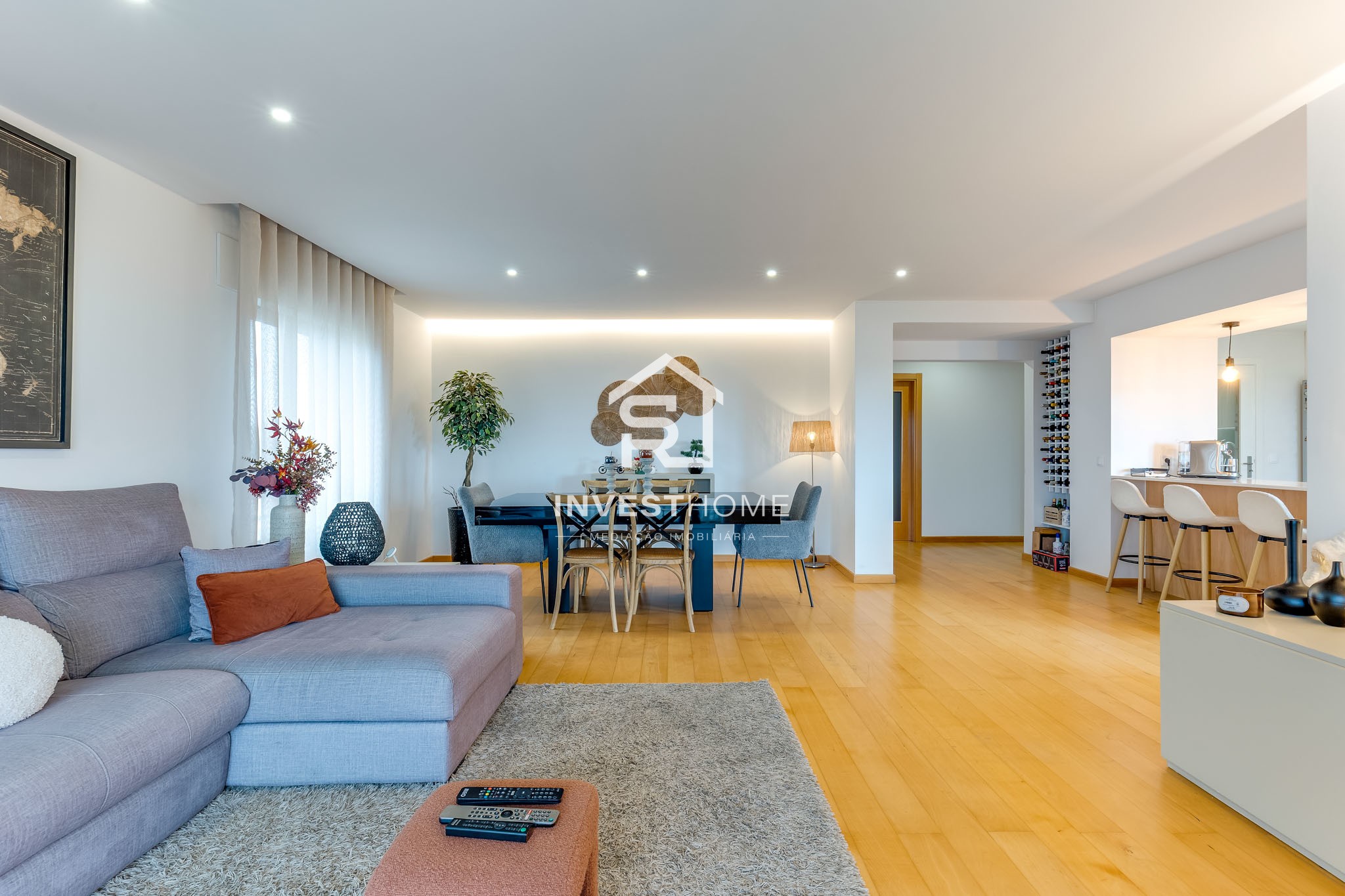 Apartamento T2 | Renovado | Metro | Garagem 2 viaturas | Arrumos
