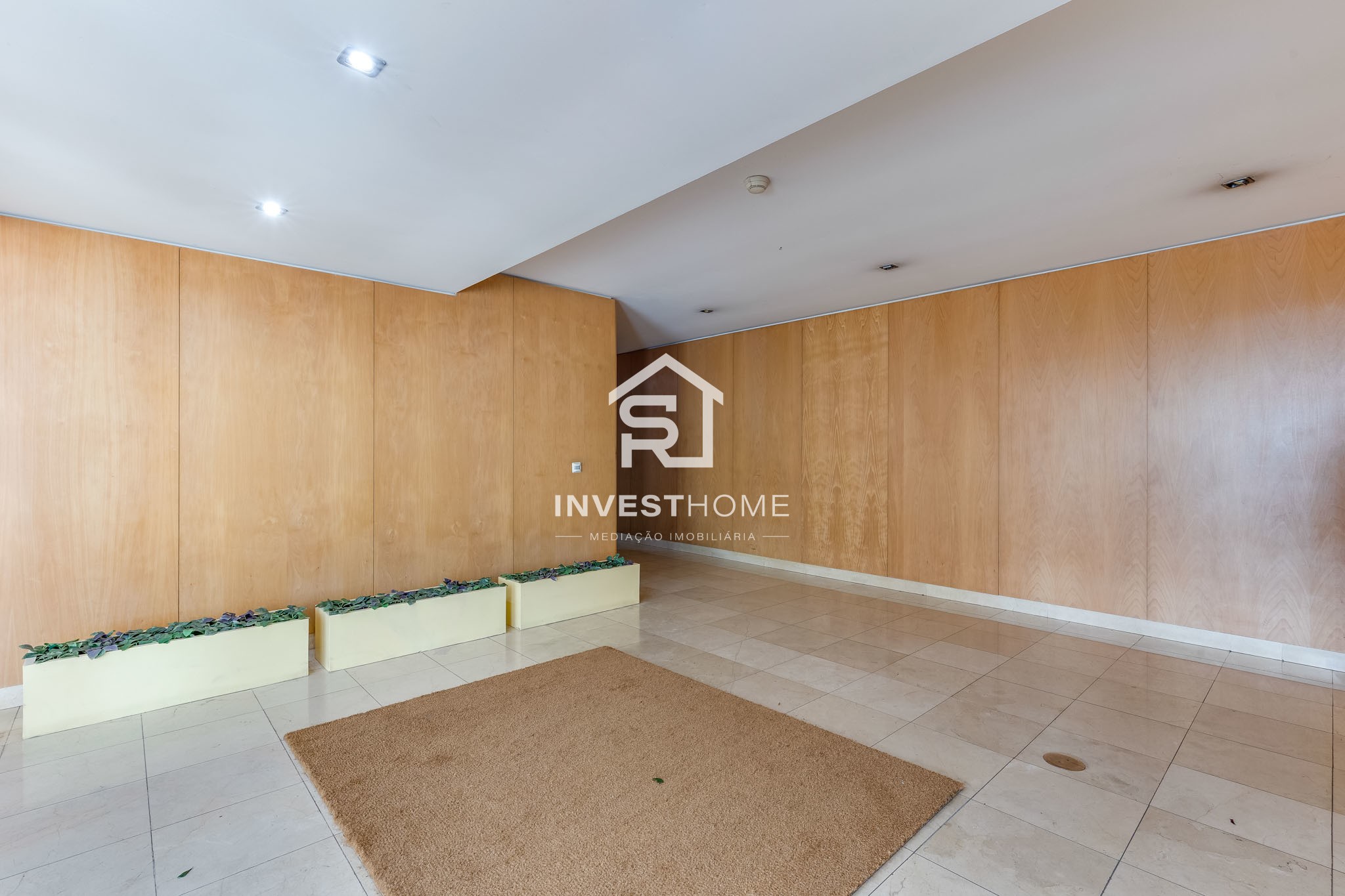 Apartamento T2 | Renovado | Metro | Garagem 2 viaturas | Arrumos