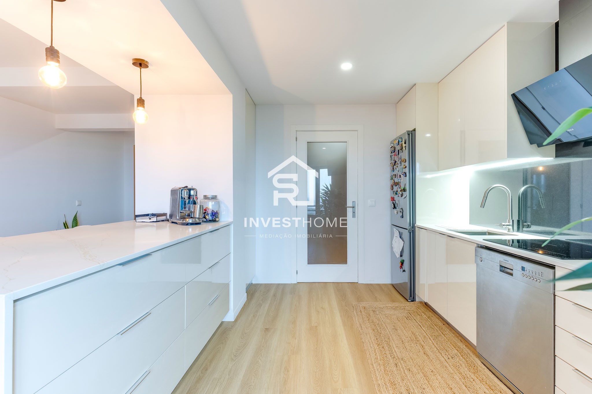Apartamento T2 | Renovado | Metro | Garagem 2 viaturas | Arrumos