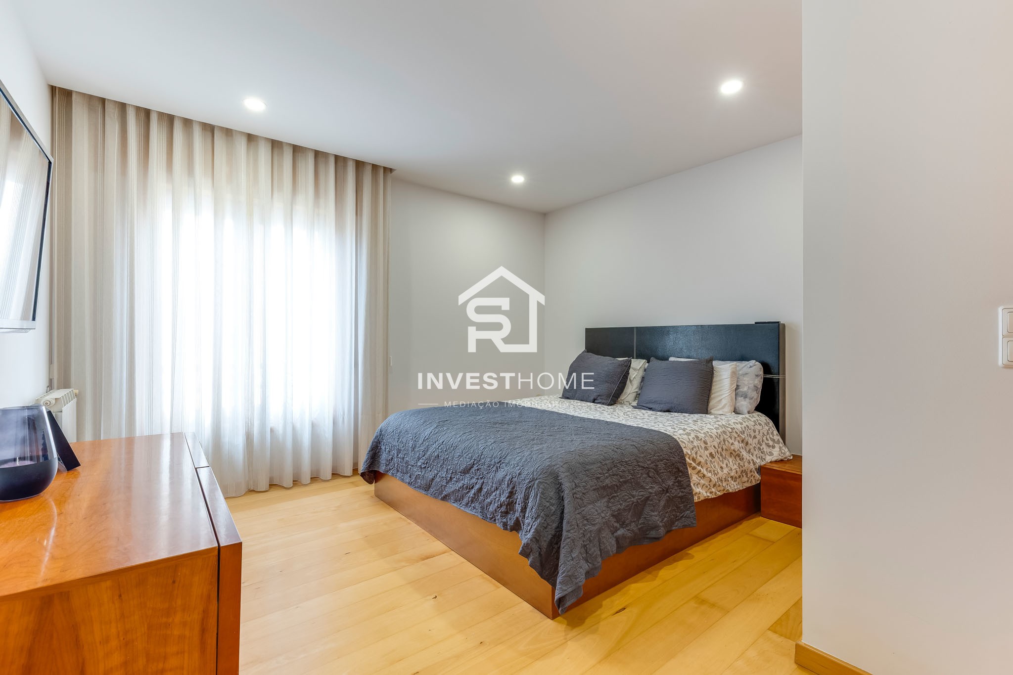 Apartamento T2 | Renovado | Metro | Garagem 2 viaturas | Arrumos