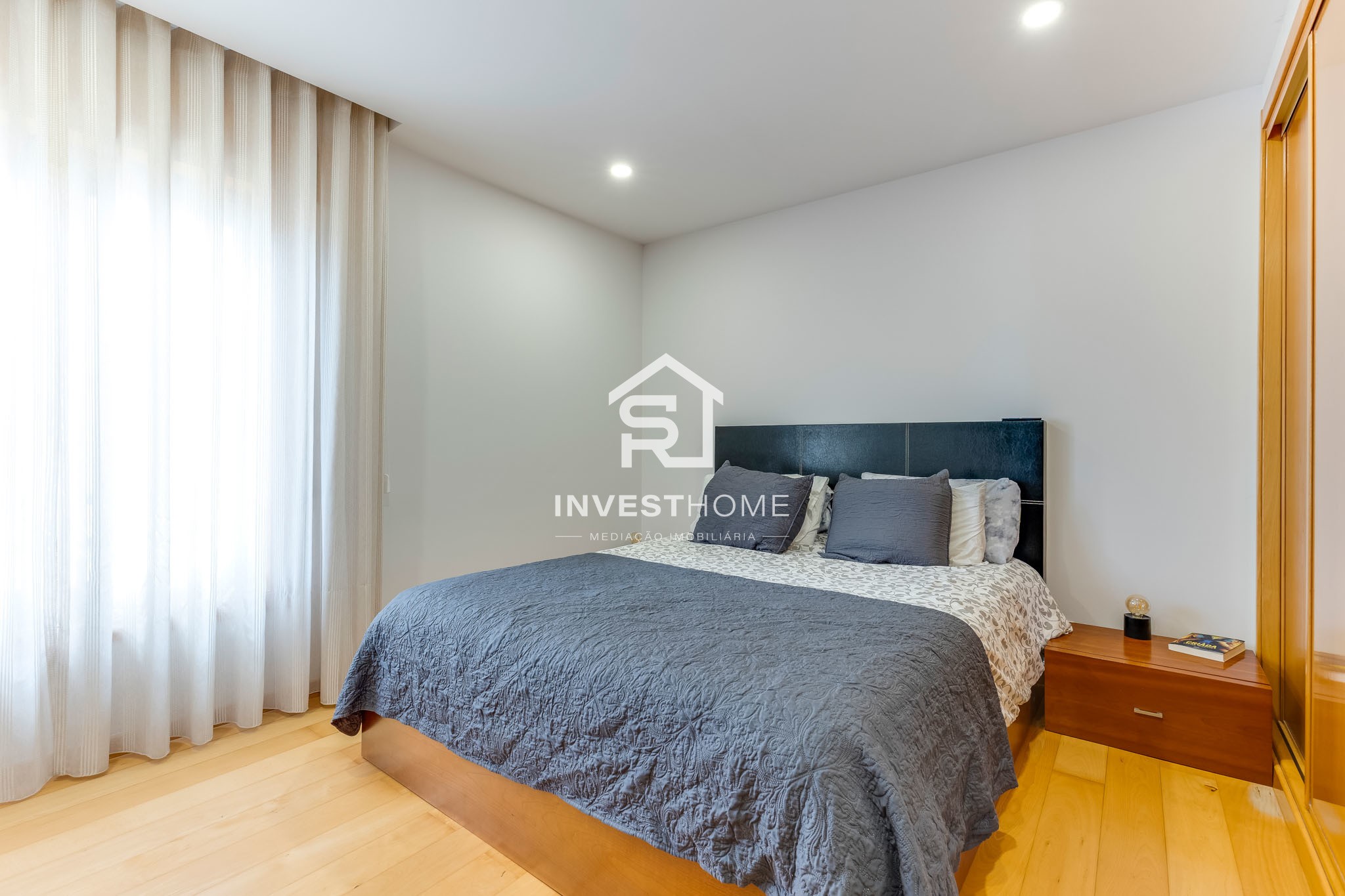 Apartamento T2 | Renovado | Metro | Garagem 2 viaturas | Arrumos