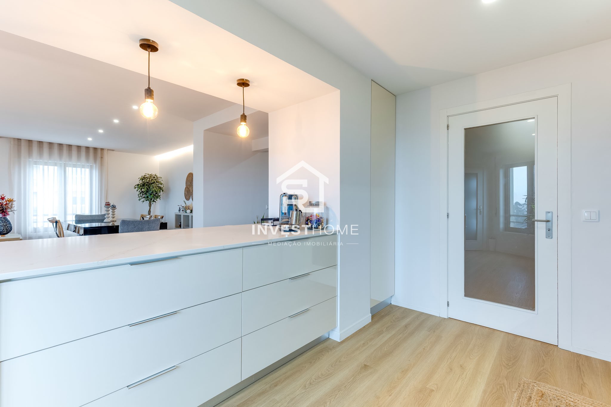 Apartamento T2 | Renovado | Metro | Garagem 2 viaturas | Arrumos