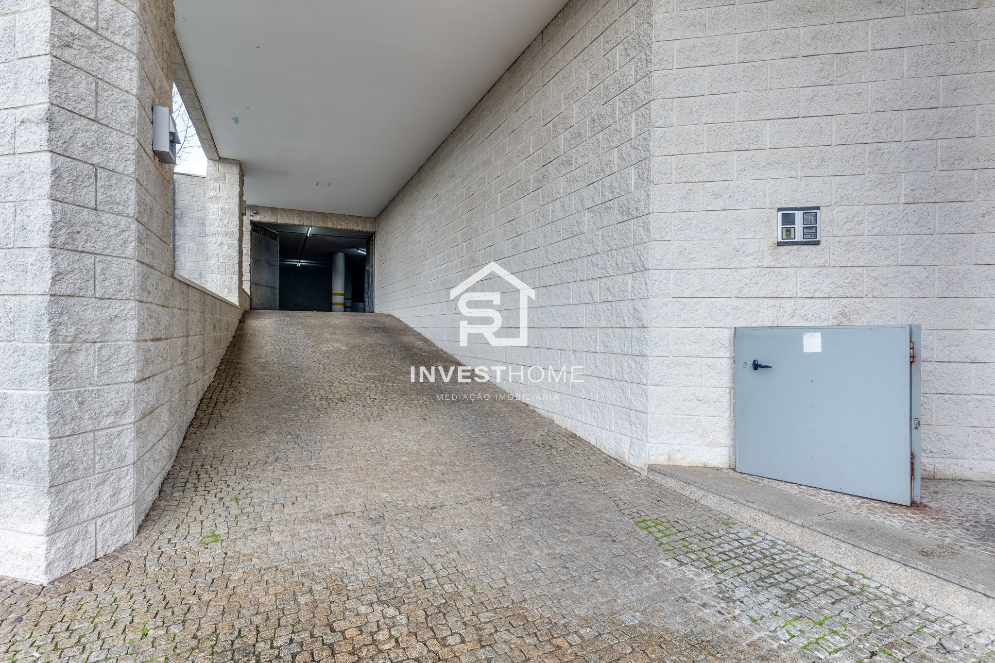 Apartamento T2 | Renovado | Metro | Garagem 2 viaturas | Arrumos