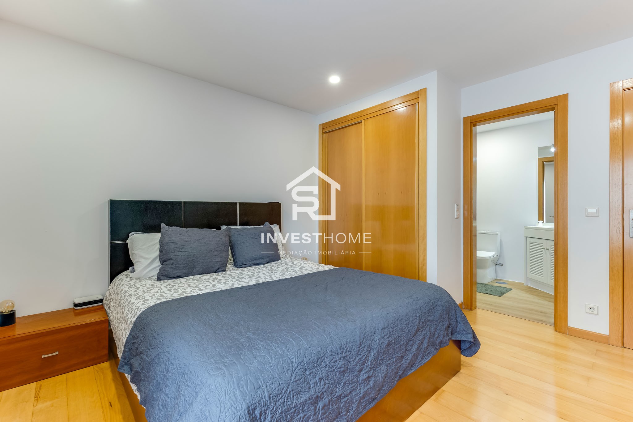 Apartamento T2 | Renovado | Metro | Garagem 2 viaturas | Arrumos