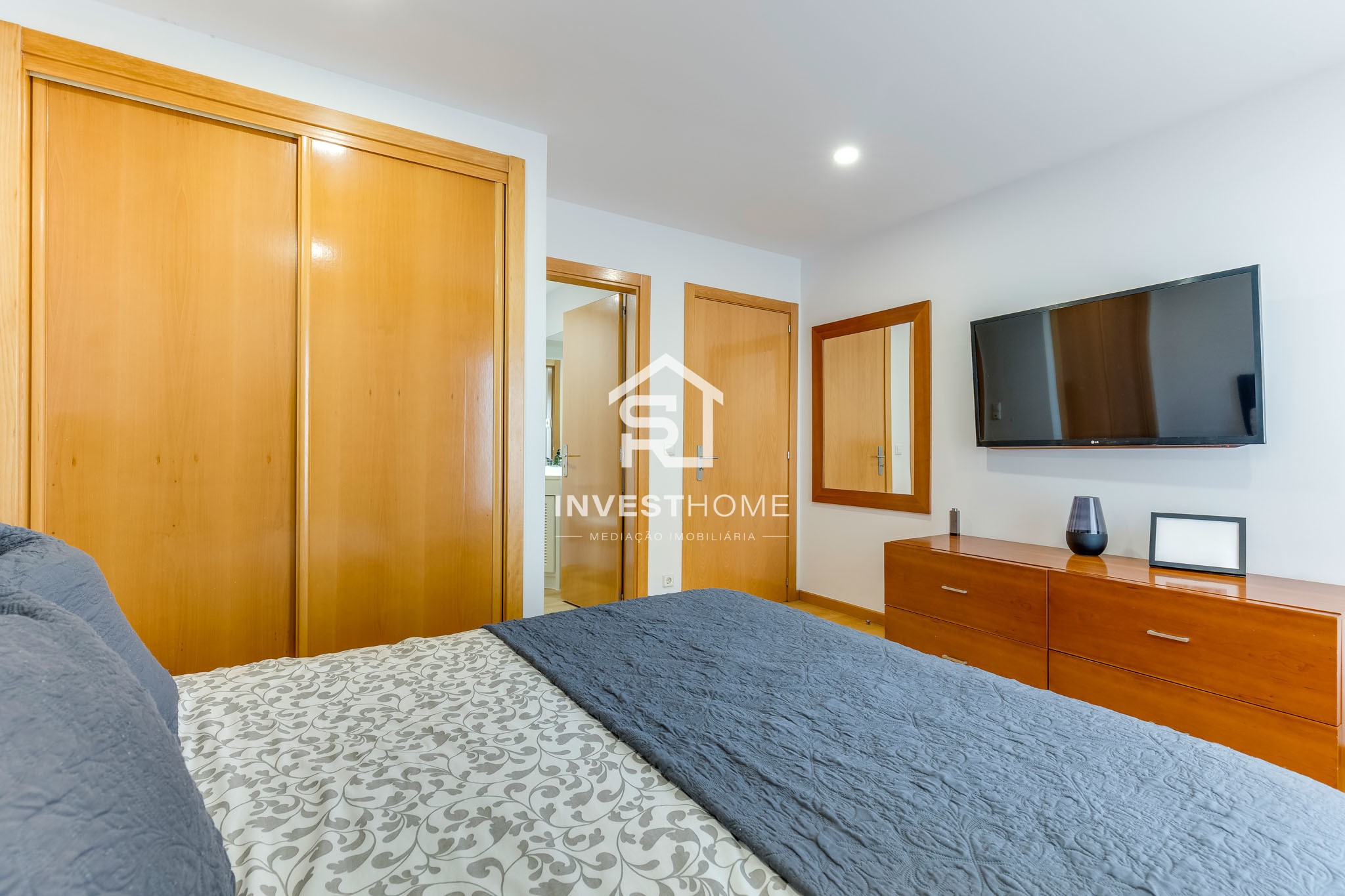 Apartamento T2 | Renovado | Metro | Garagem 2 viaturas | Arrumos