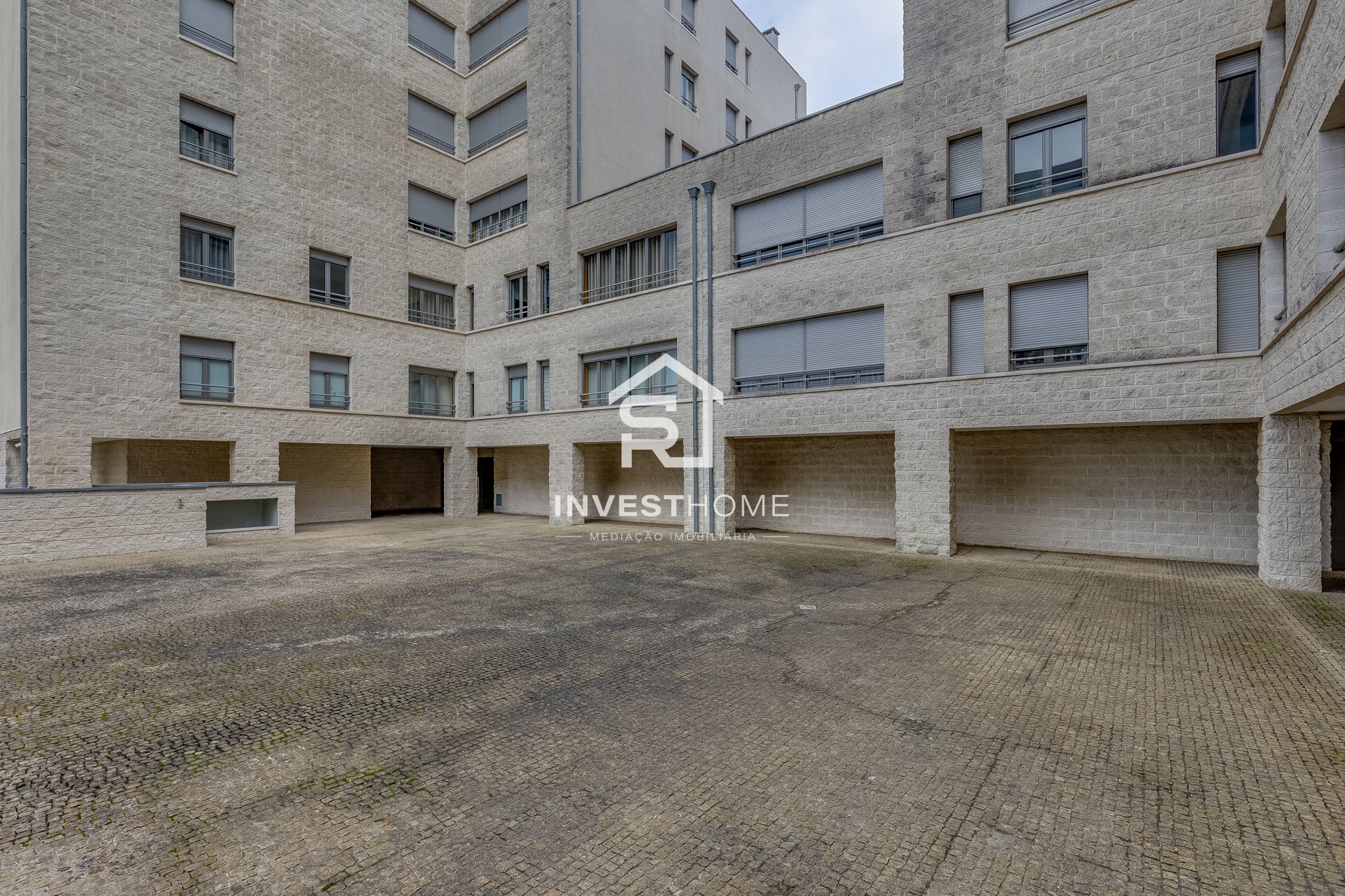 Apartamento T2 | Renovado | Metro | Garagem 2 viaturas | Arrumos