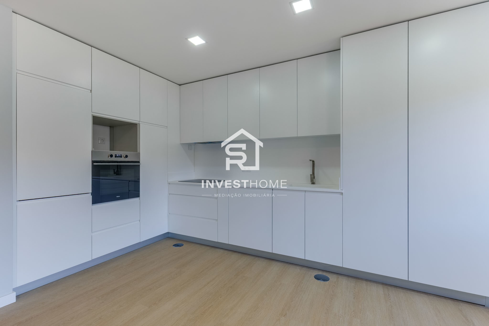 Apartamento T2+1 | Renovado | Boas Áreas | Varanda | 2 Lugares Garagem