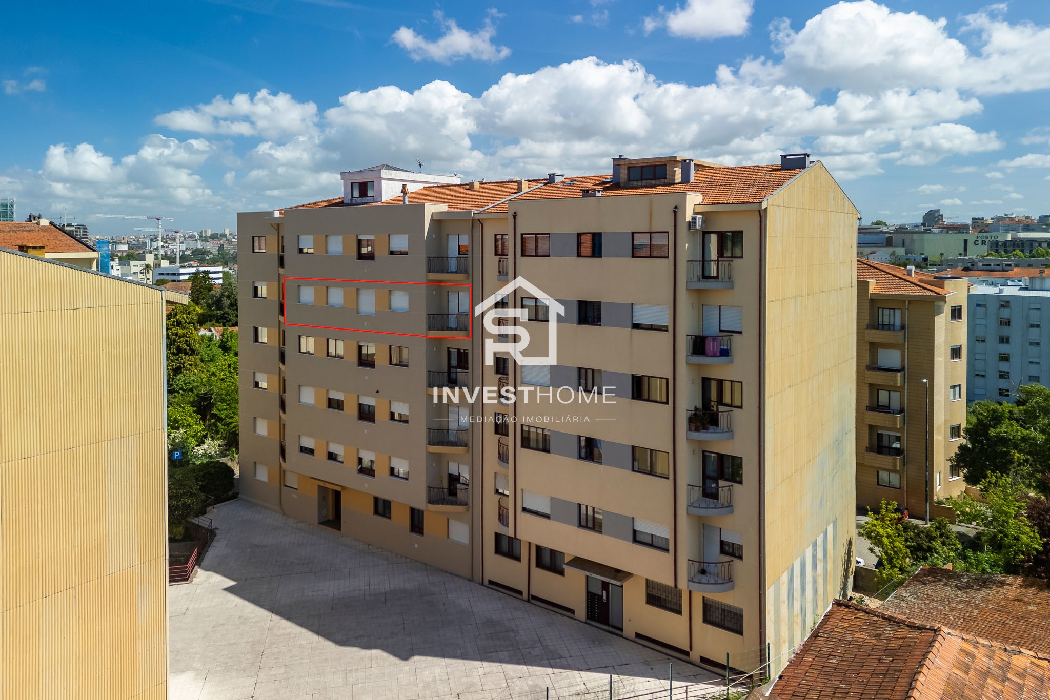 Apartamento T2+1 | Renovado | Boas Áreas | Varanda | 2 Lugares Garagem
