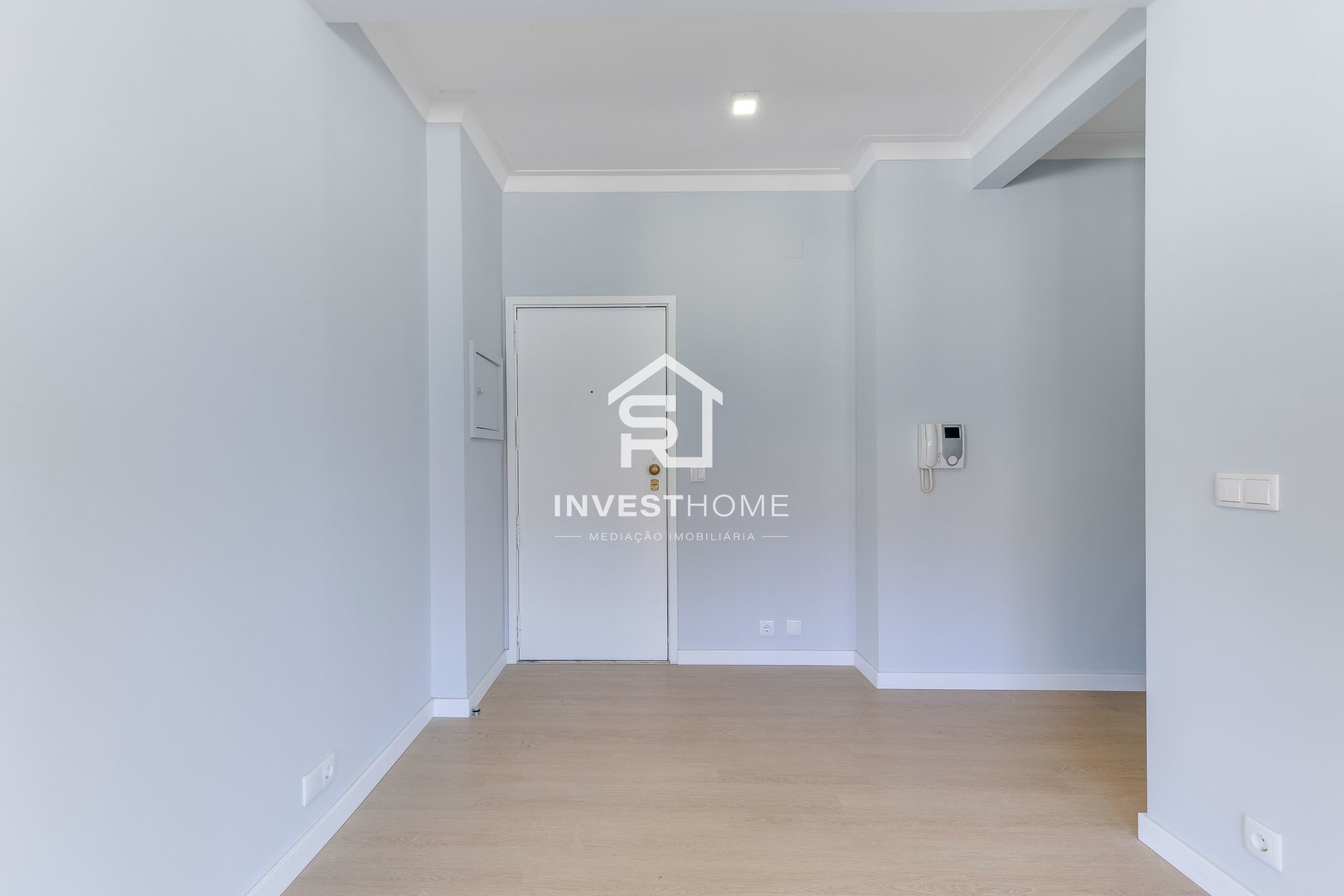 Apartamento T2+1 | Renovado | Boas Áreas | Varanda | 2 Lugares Garagem