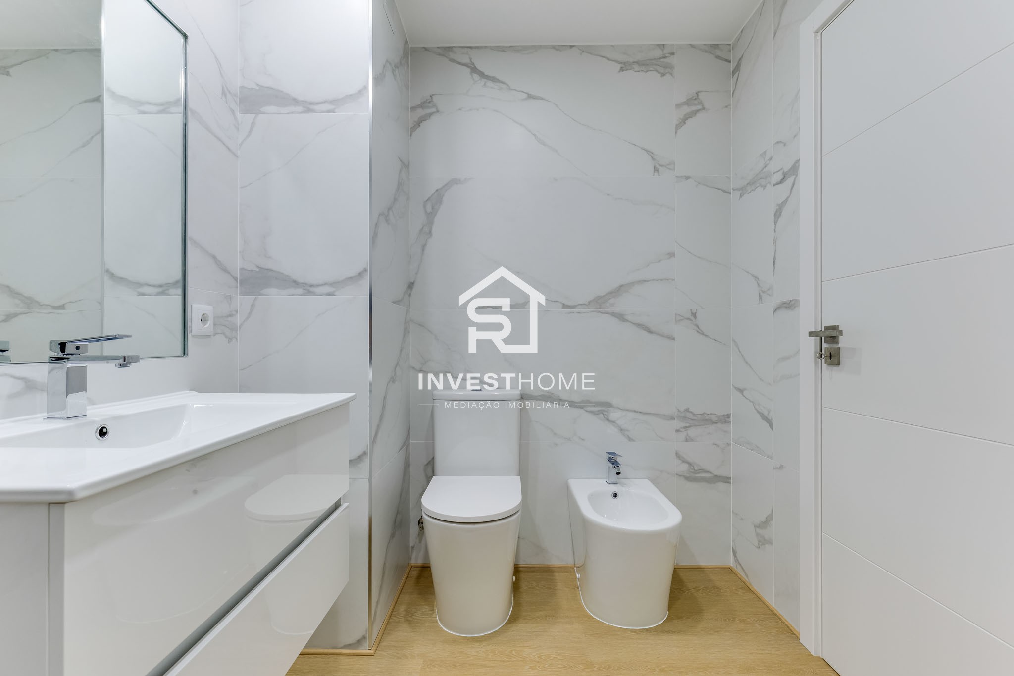 Apartamento T2+1 | Renovado | Boas Áreas | Varanda | 2 Lugares Garagem