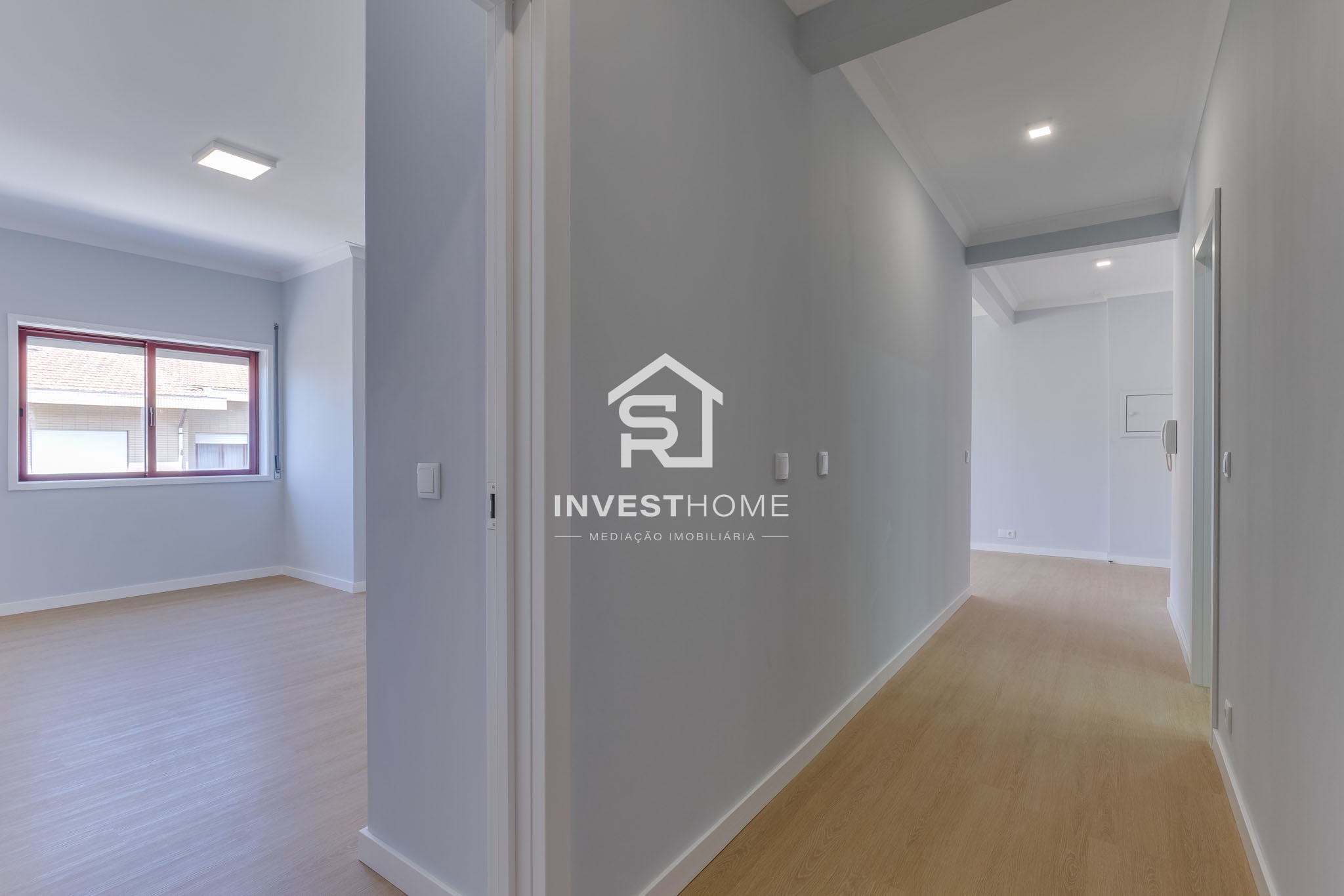 Apartamento T2+1 | Renovado | Boas Áreas | Varanda | 2 Lugares Garagem