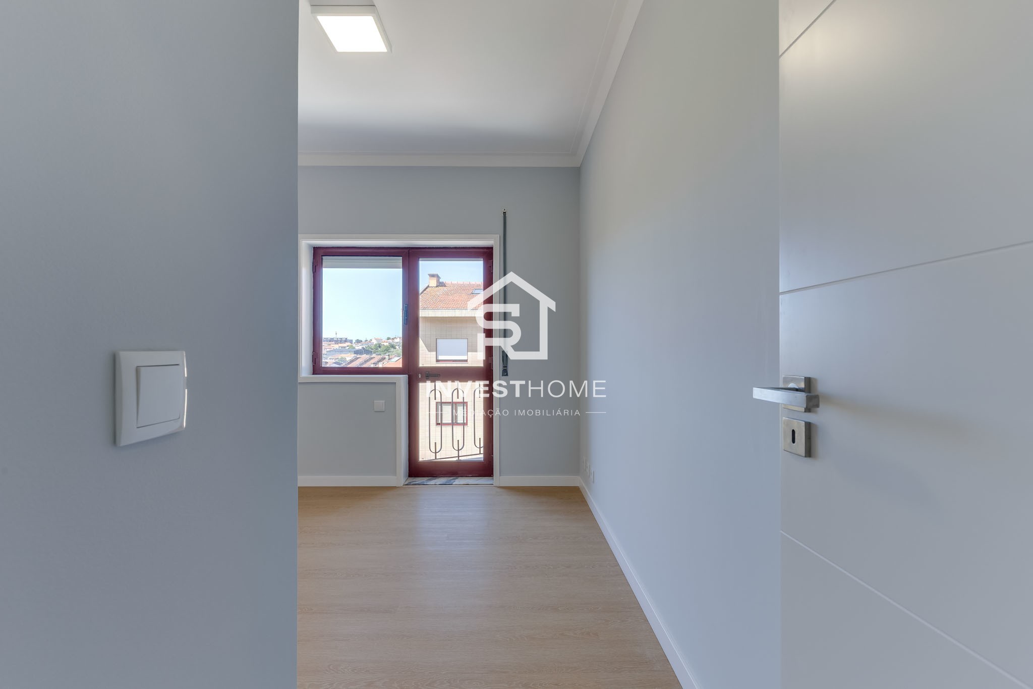 Apartamento T2+1 | Renovado | Boas Áreas | Varanda | 2 Lugares Garagem