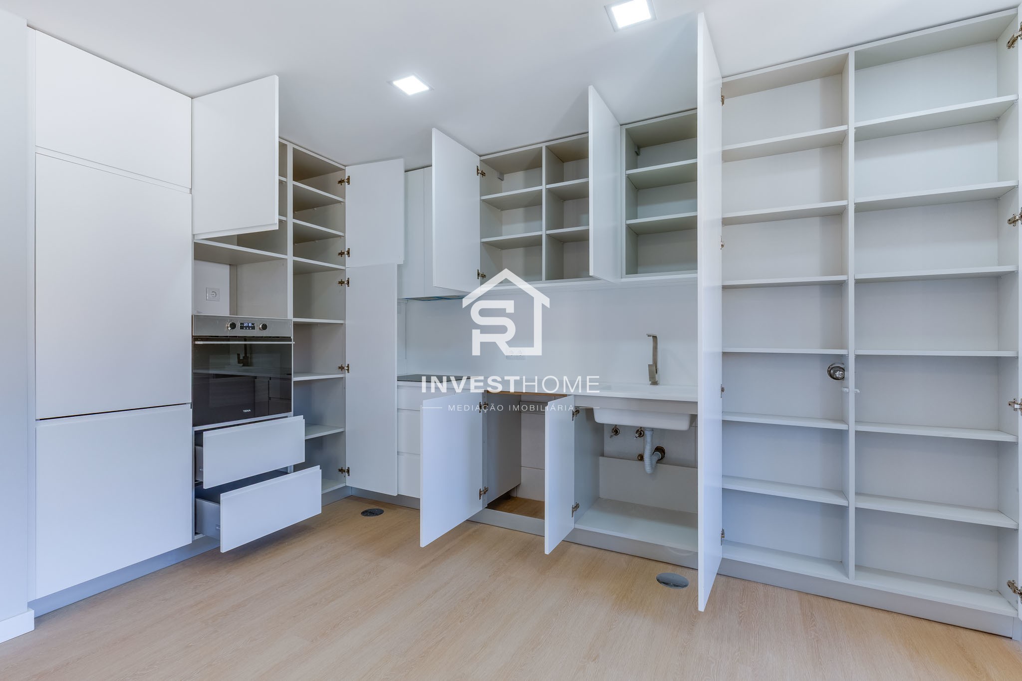 Apartamento T2+1 | Renovado | Boas Áreas | Varanda | 2 Lugares Garagem