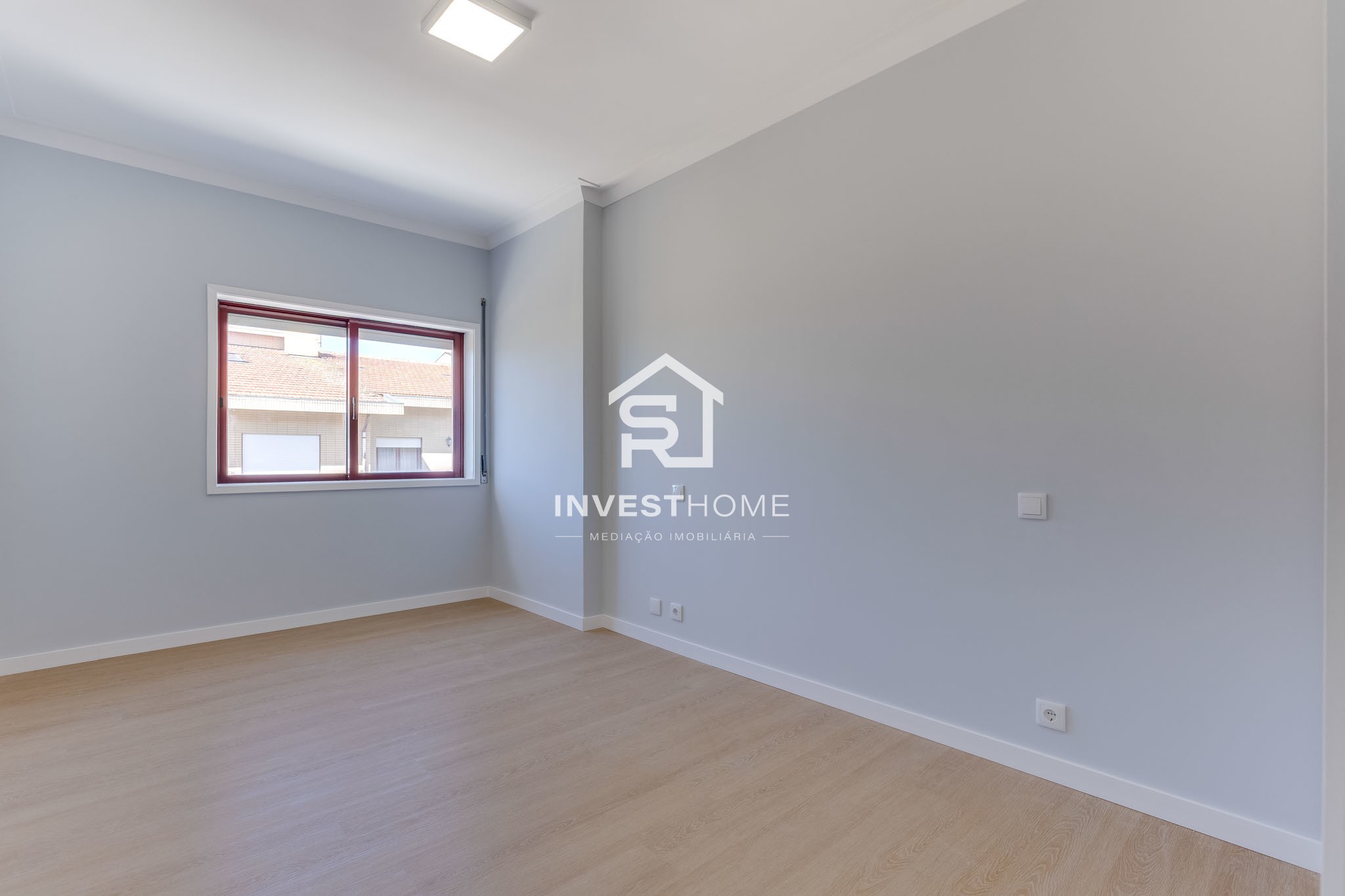 Apartamento T2+1 | Renovado | Boas Áreas | Varanda | 2 Lugares Garagem