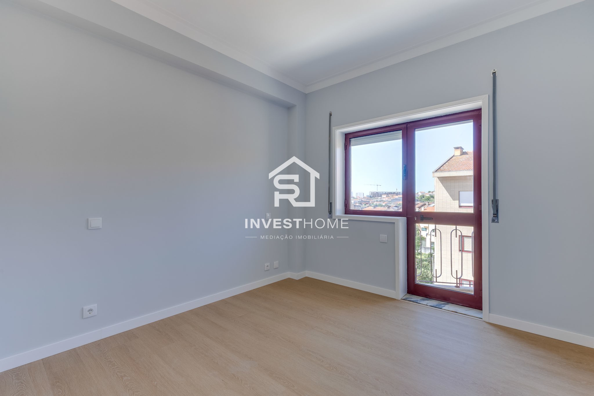 Apartamento T2+1 | Renovado | Boas Áreas | Varanda | 2 Lugares Garagem