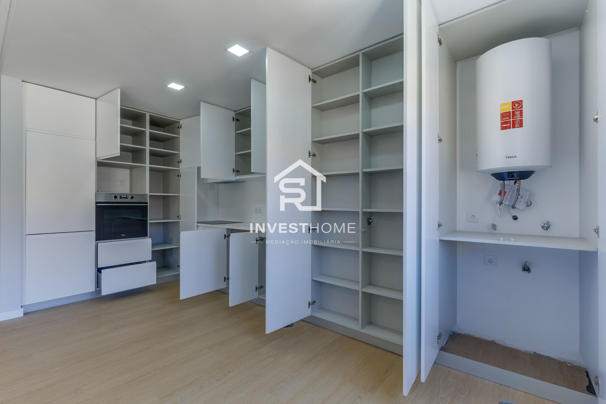 Apartamento T2+1 | Renovado | Boas Áreas | Varanda | 2 Lugares Garagem