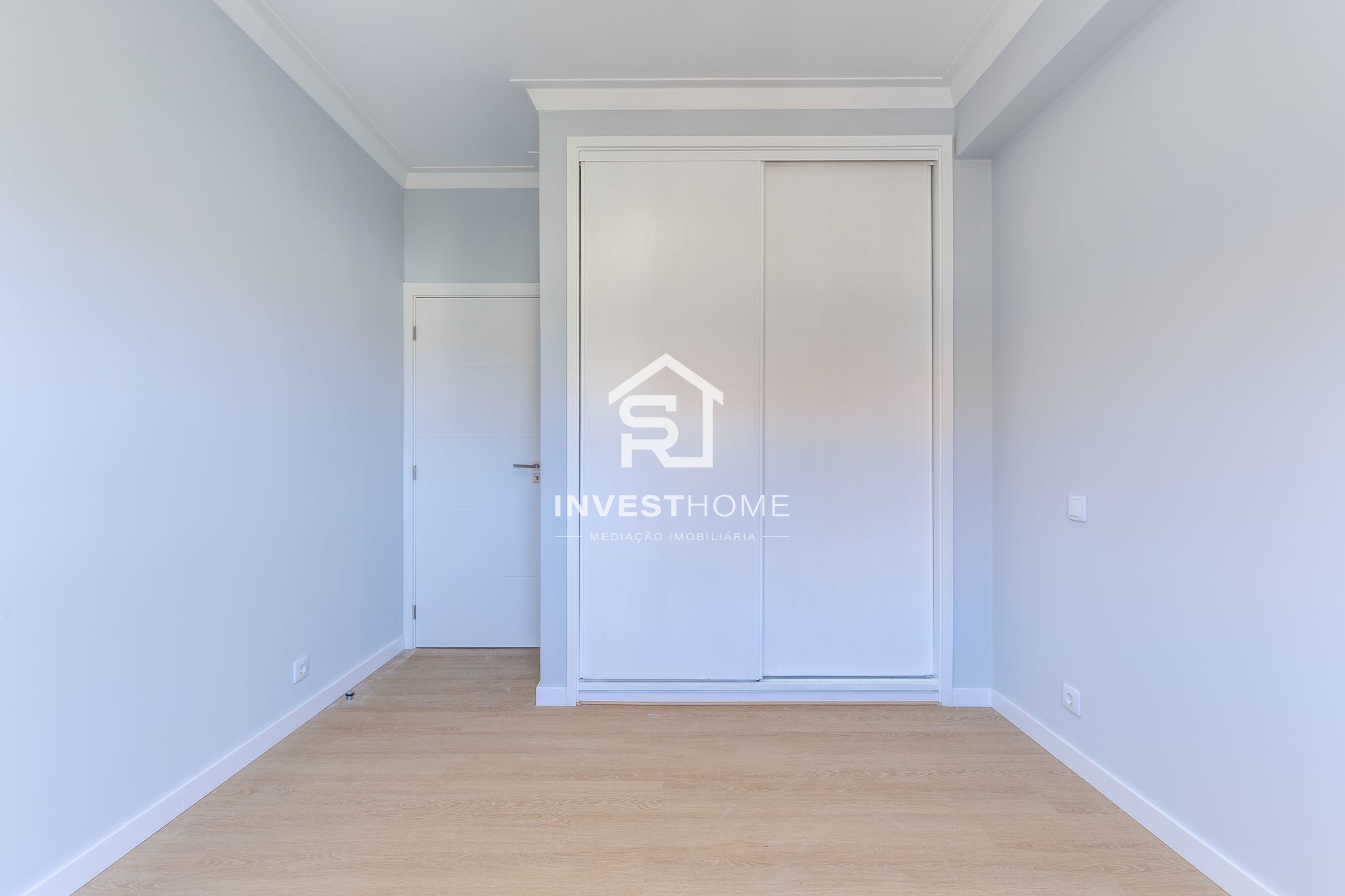 Apartamento T2+1 | Renovado | Boas Áreas | Varanda | 2 Lugares Garagem