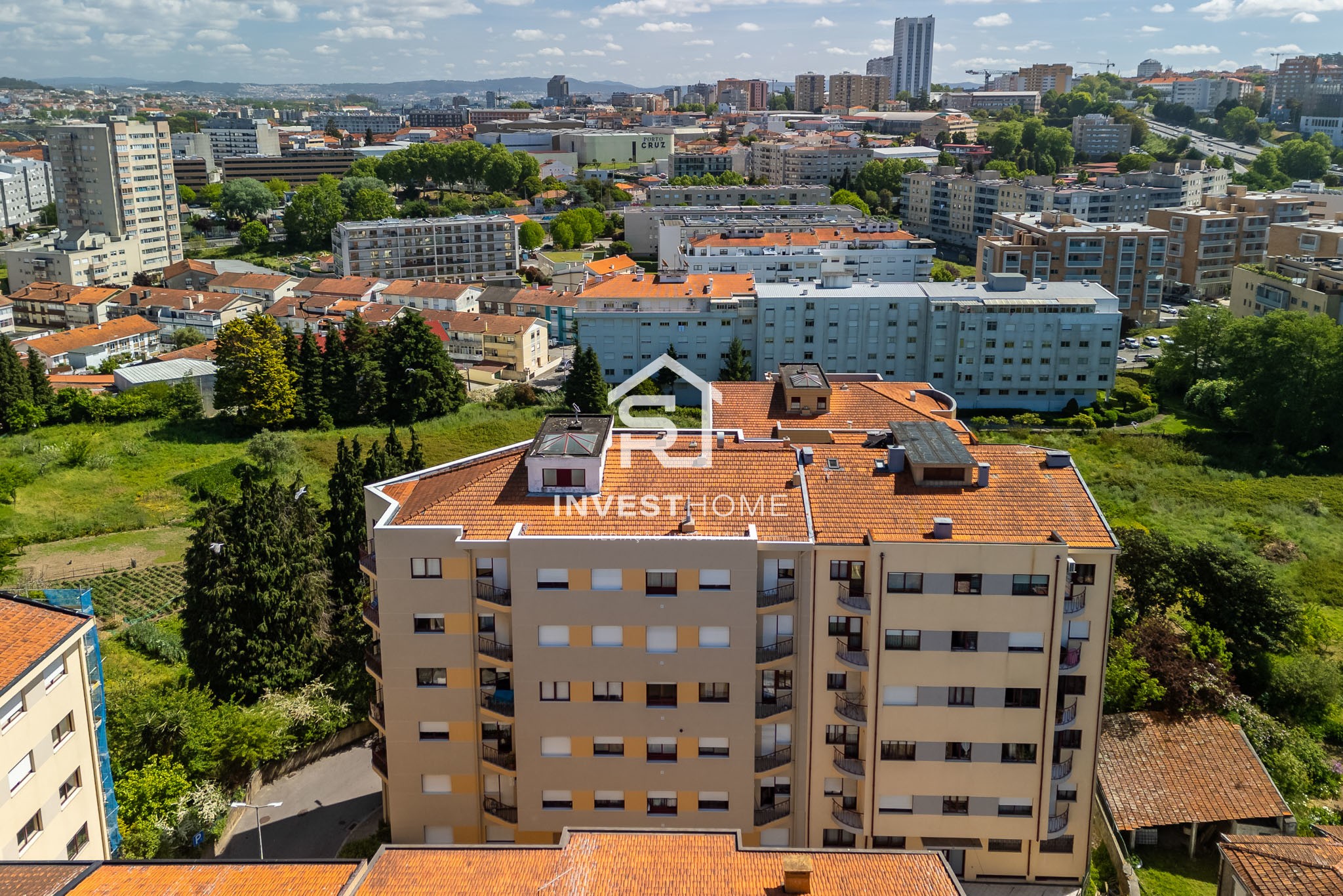 Apartamento T2+1 | Renovado | Boas Áreas | Varanda | 2 Lugares Garagem