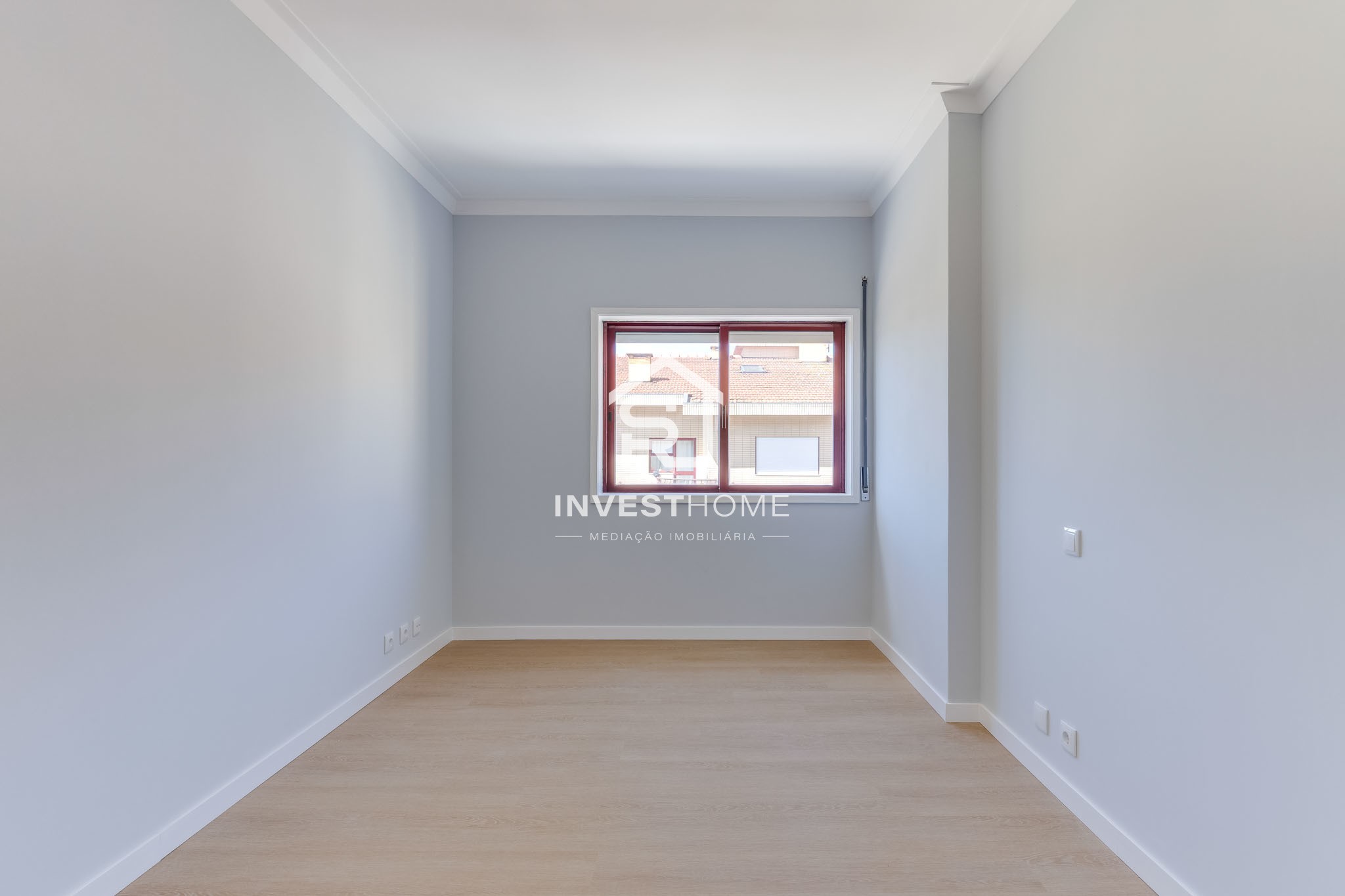 Apartamento T2+1 | Renovado | Boas Áreas | Varanda | 2 Lugares Garagem