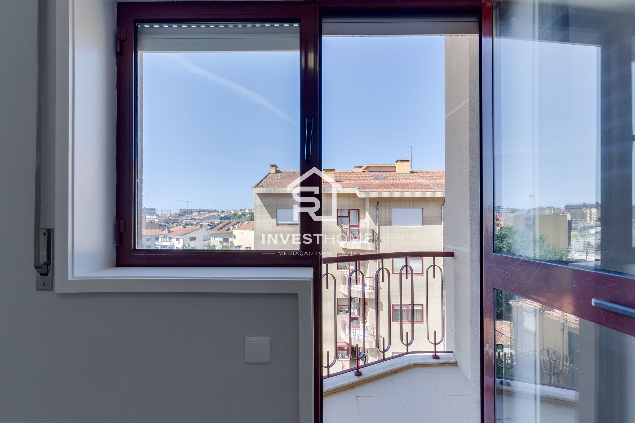 Apartamento T2+1 | Renovado | Boas Áreas | Varanda | 2 Lugares Garagem