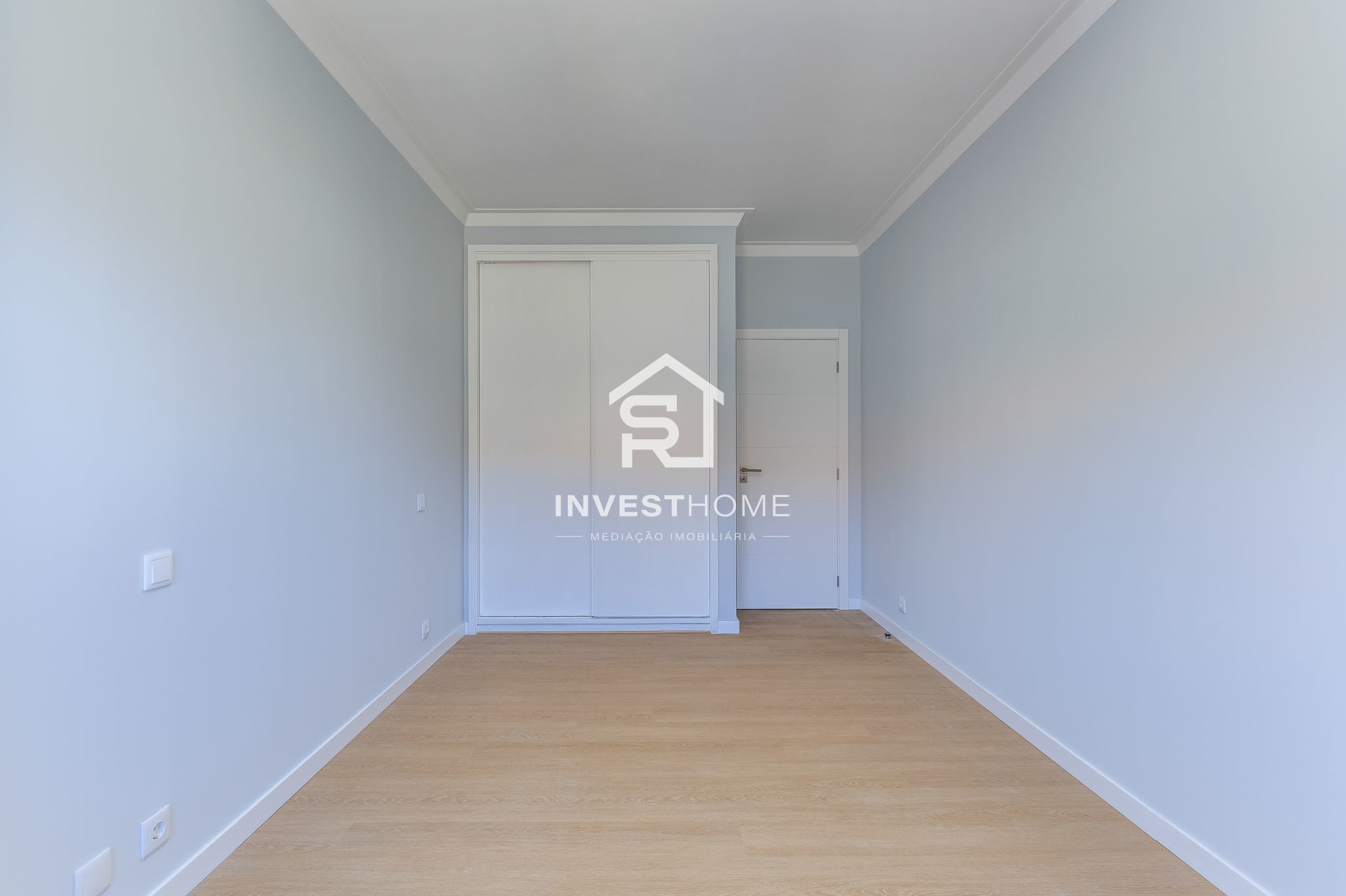 Apartamento T2+1 | Renovado | Boas Áreas | Varanda | 2 Lugares Garagem