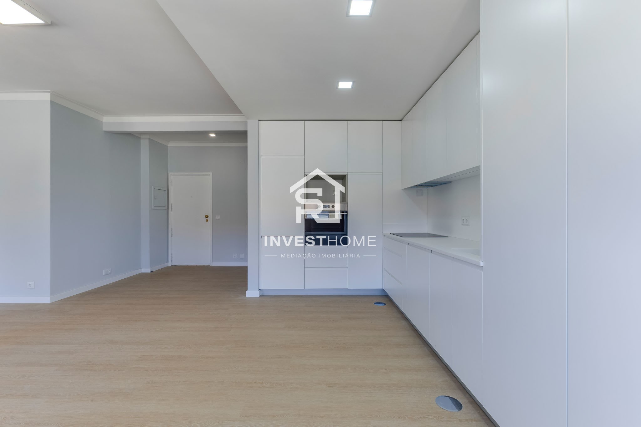 Apartamento T2+1 | Renovado | Boas Áreas | Varanda | 2 Lugares Garagem