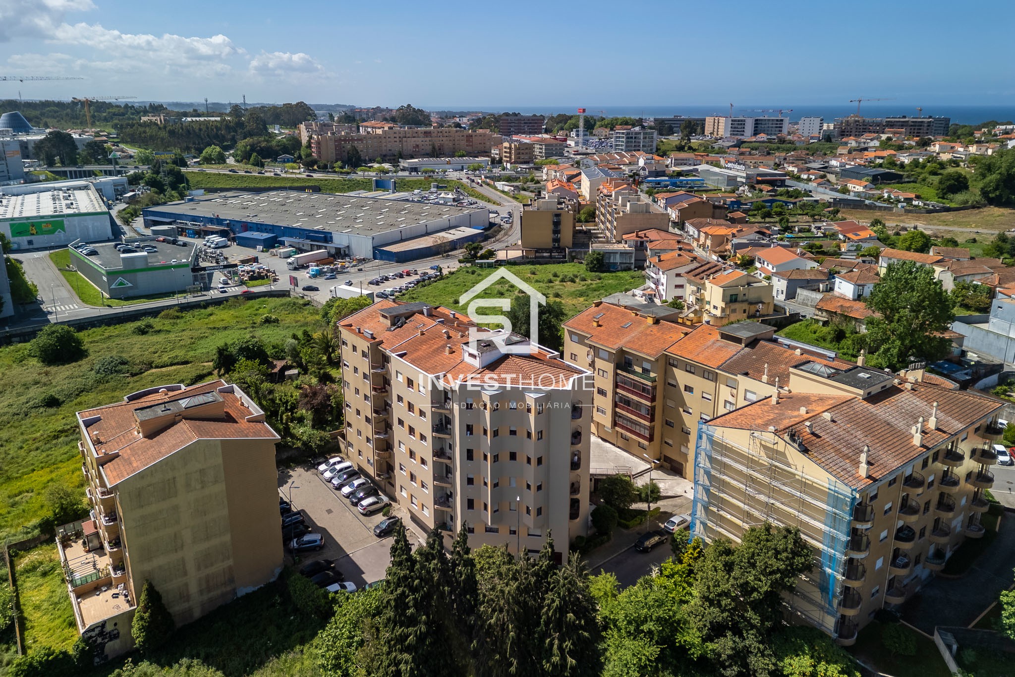 Apartamento T2+1 | Renovado | Boas Áreas | Varanda | 2 Lugares Garagem