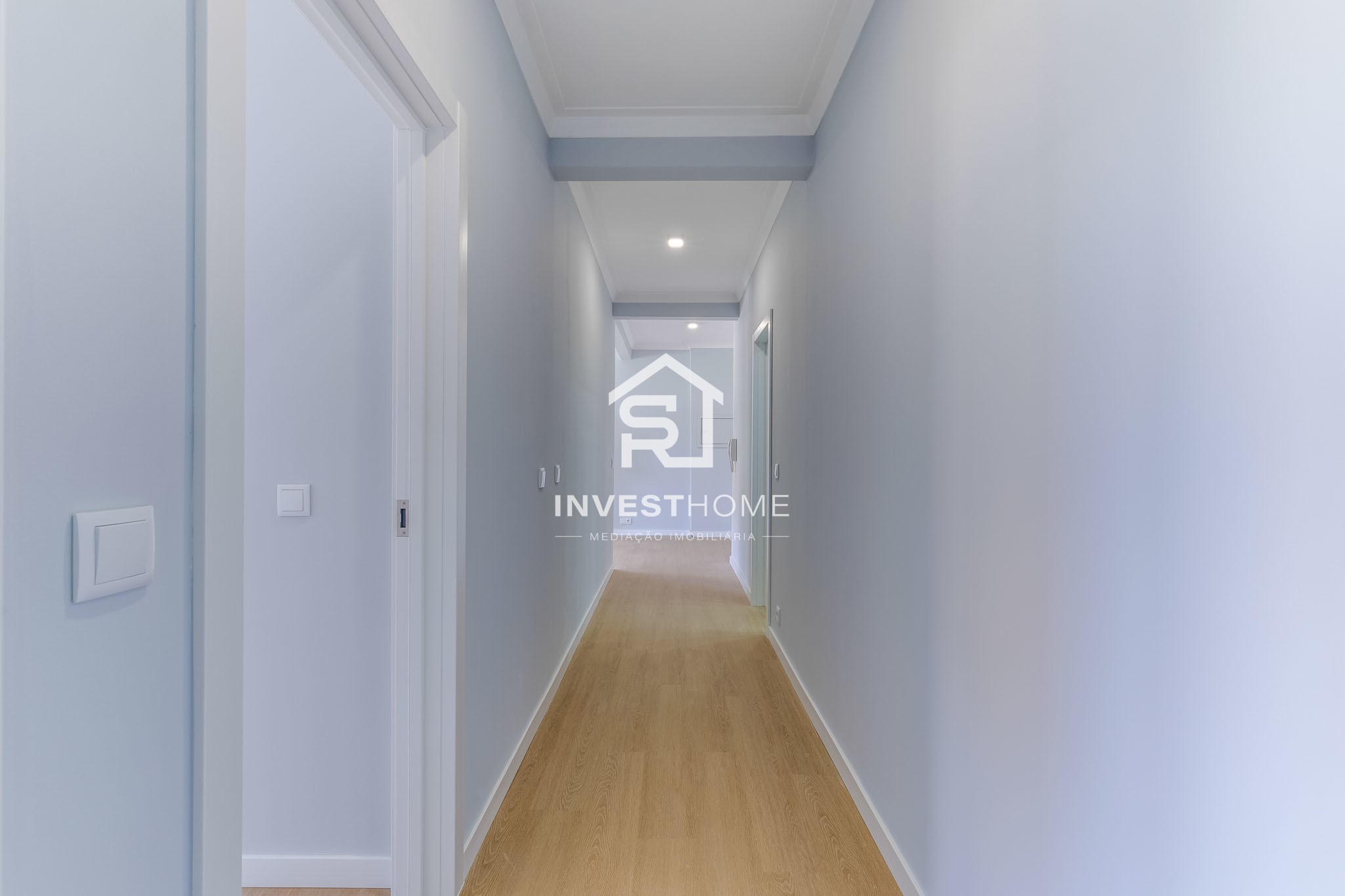 Apartamento T2+1 | Renovado | Boas Áreas | Varanda | 2 Lugares Garagem