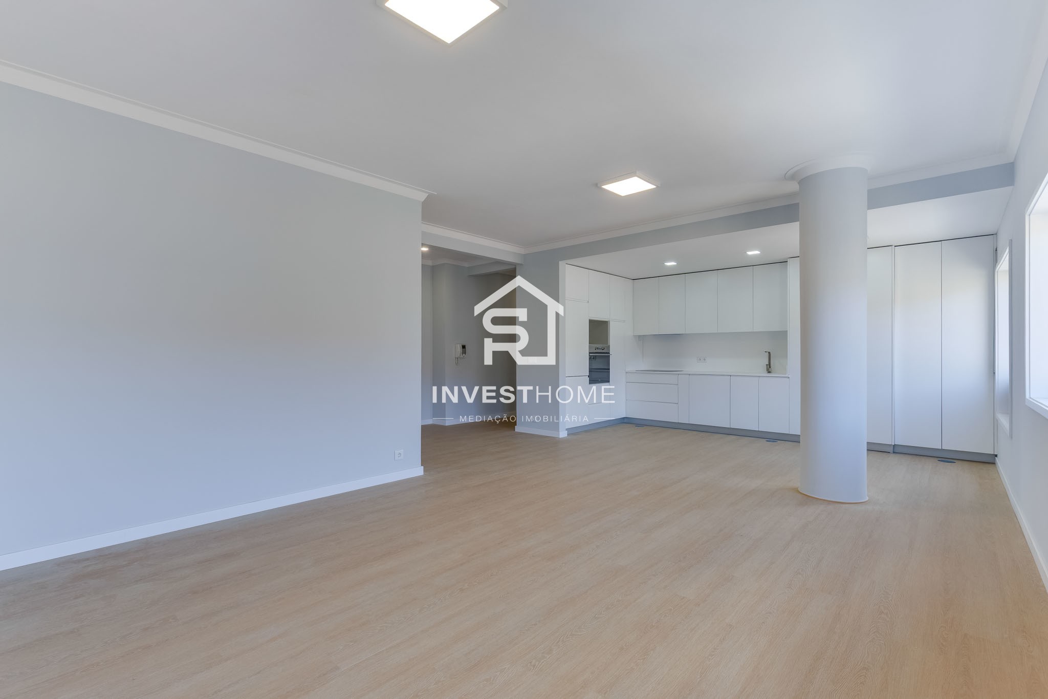 Apartamento T2+1 | Renovado | Boas Áreas | Varanda | 2 Lugares Garagem