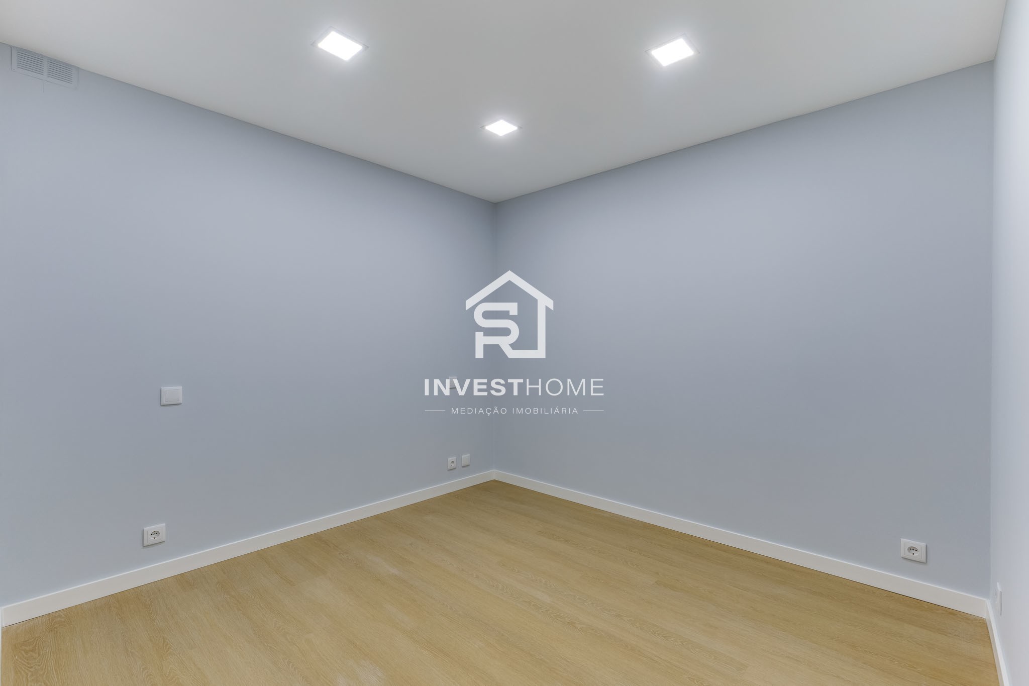 Apartamento T2+1 | Renovado | Boas Áreas | Varanda | 2 Lugares Garagem