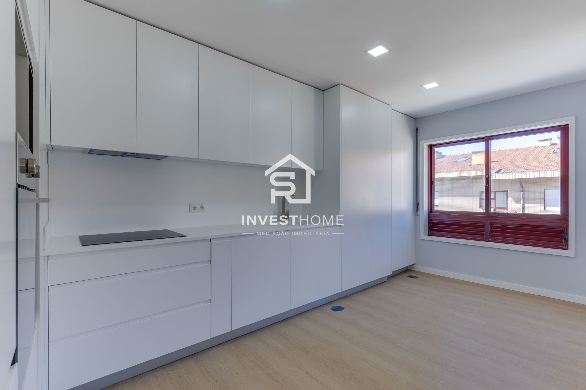 Apartamento T2+1 | Renovado | Boas Áreas | Varanda | 2 Lugares Garagem