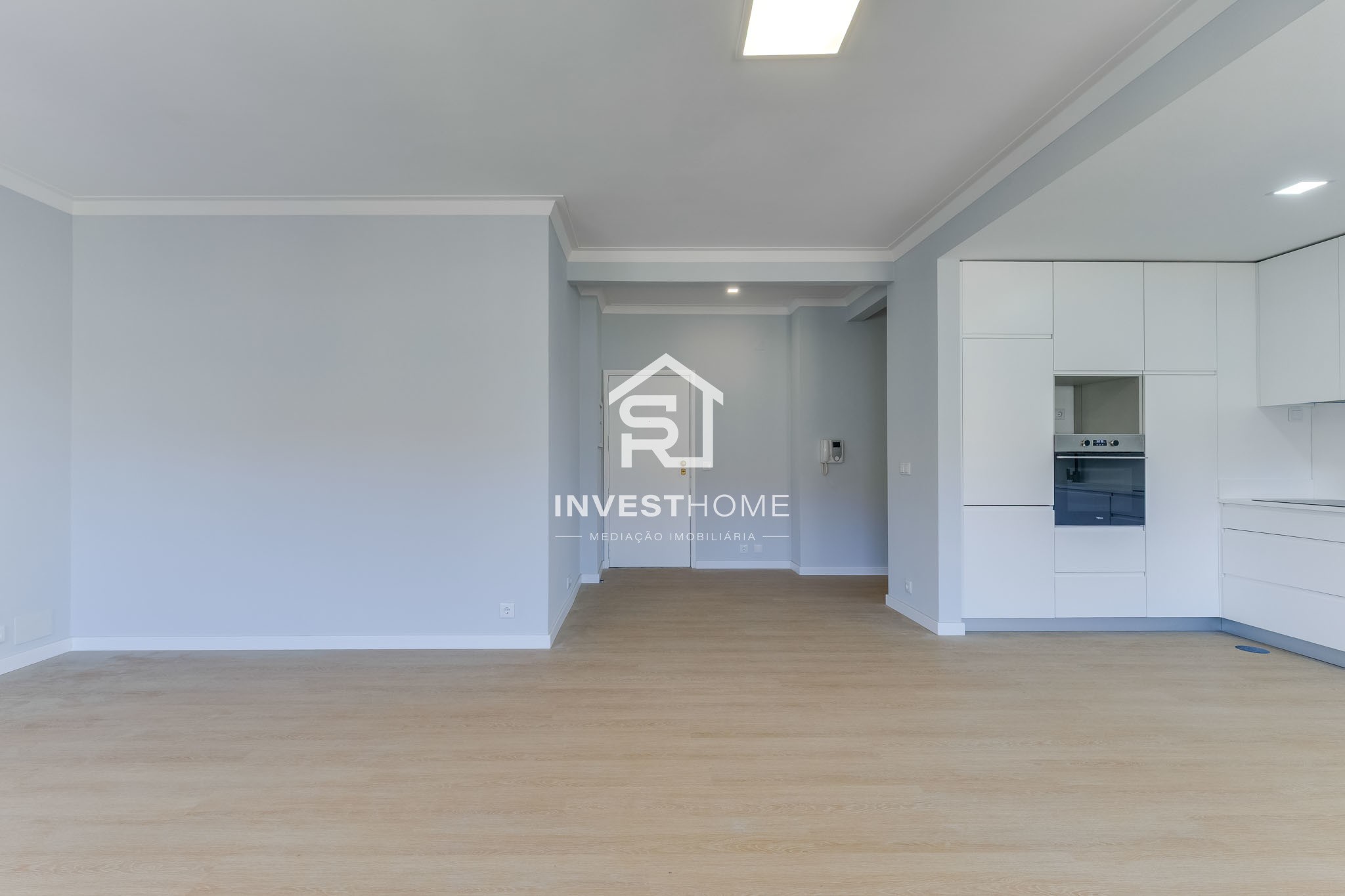 Apartamento T2+1 | Renovado | Boas Áreas | Varanda | 2 Lugares Garagem