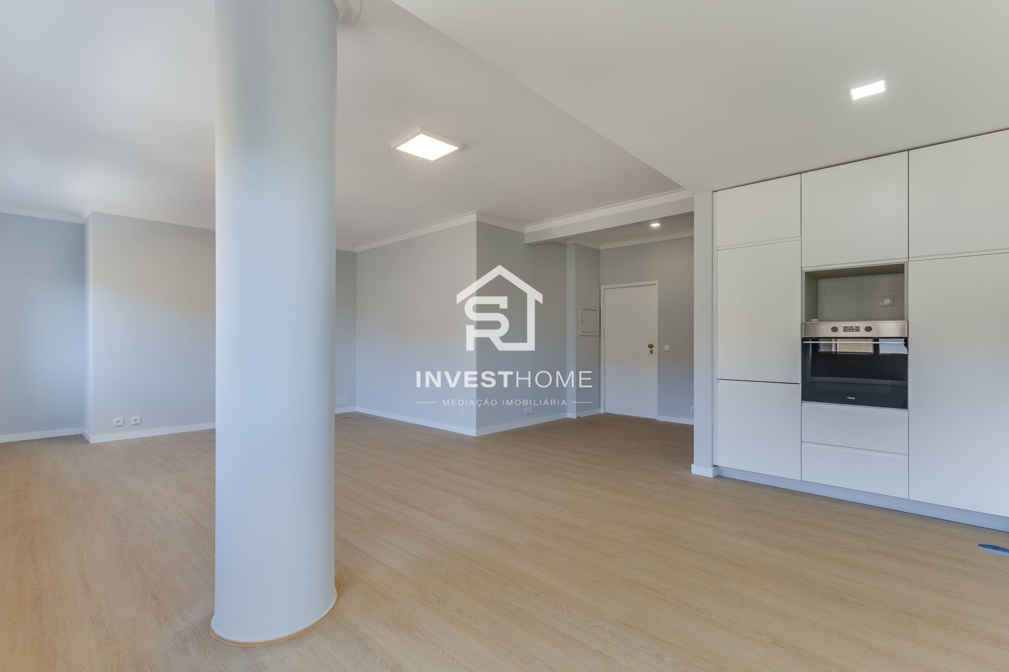Apartamento T2+1 | Renovado | Boas Áreas | Varanda | 2 Lugares Garagem