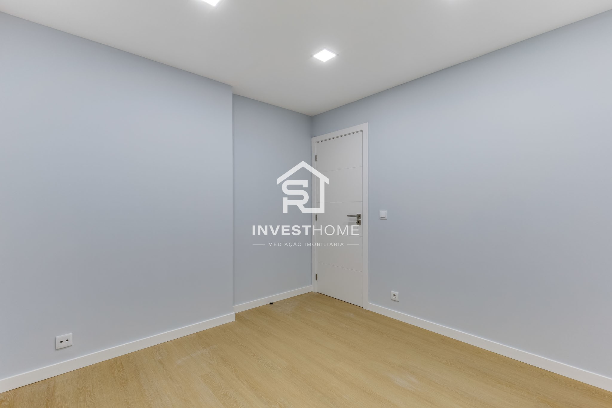 Apartamento T2+1 | Renovado | Boas Áreas | Varanda | 2 Lugares Garagem