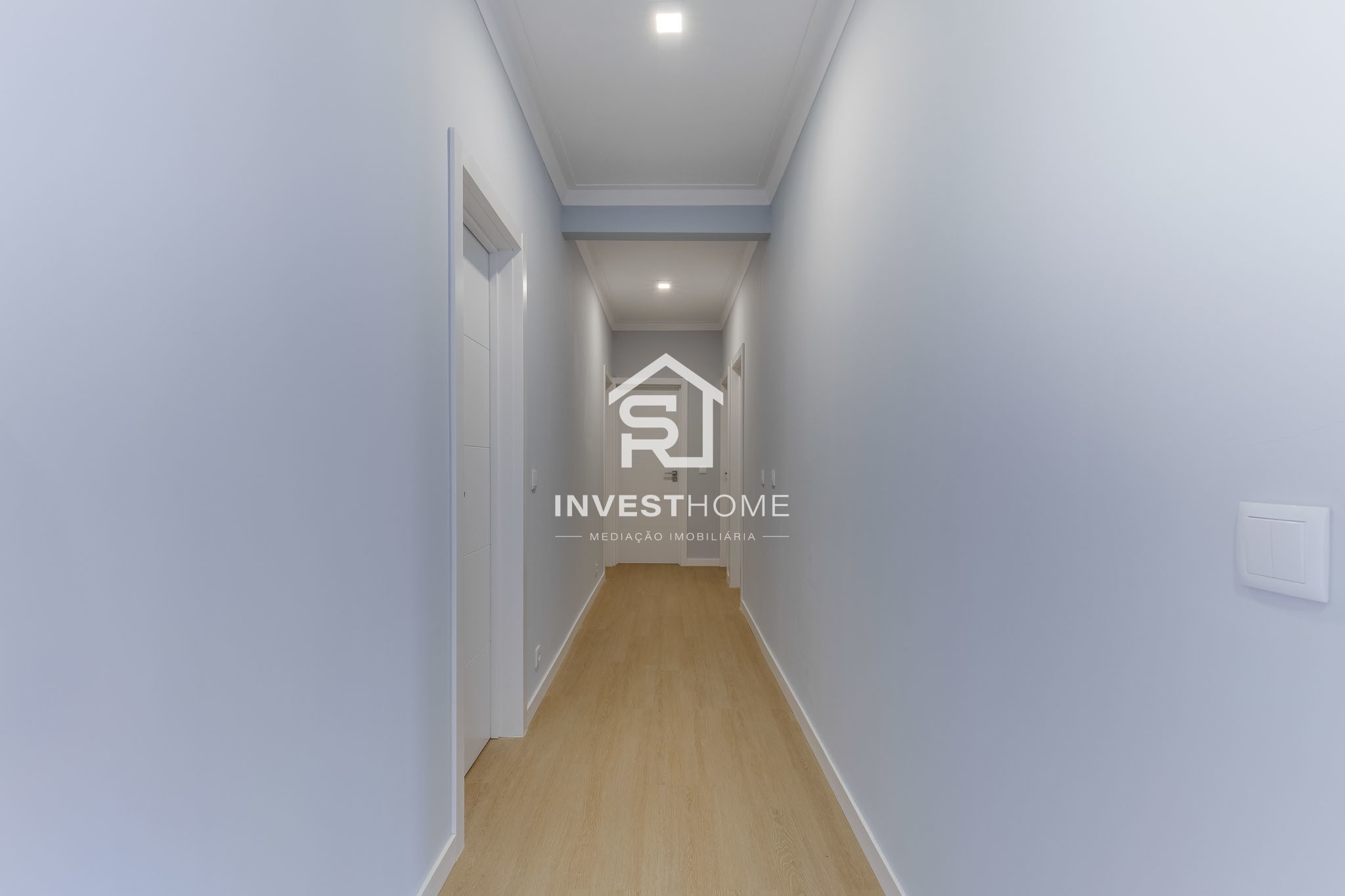 Apartamento T2+1 | Renovado | Boas Áreas | Varanda | 2 Lugares Garagem